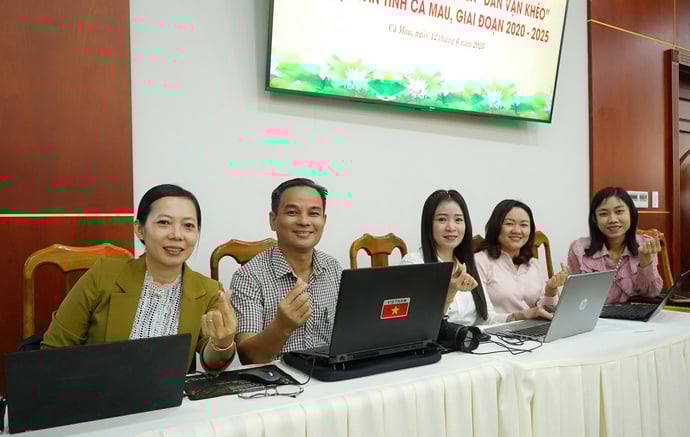 Các phóng viên trong tỉnh và trung ương đang tác nghiệp tuyên truyền tại Hội nghị Phong trào thi đua “Dân vận khéo” trên địa bàn tỉnh Cà Mau giai đoạn 2020 - 2025.