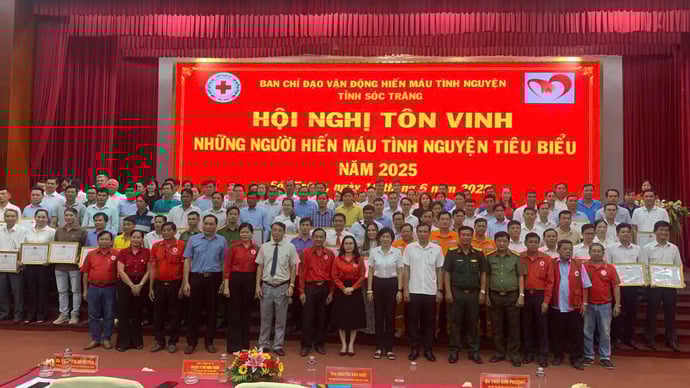 Những cá nhân được khen thưởng tại Hội nghị tôn vinh 'Những người hiến máu tình nguyện tiêu biểu năm 2025'