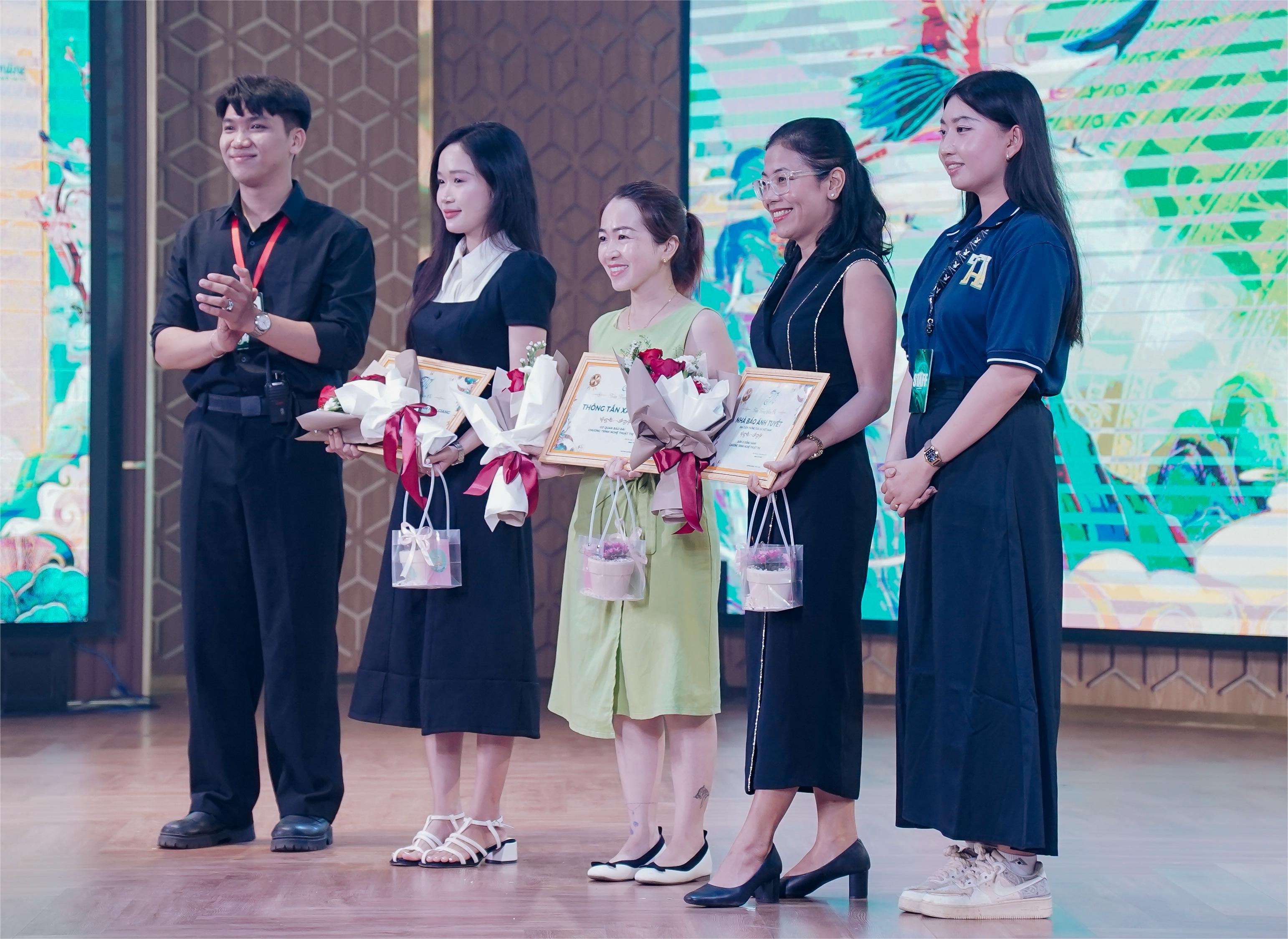 Đại diện ban tổ chức tặng hoa và thư cám ơn cho các đơn vị đồng hành cùng chương trình.