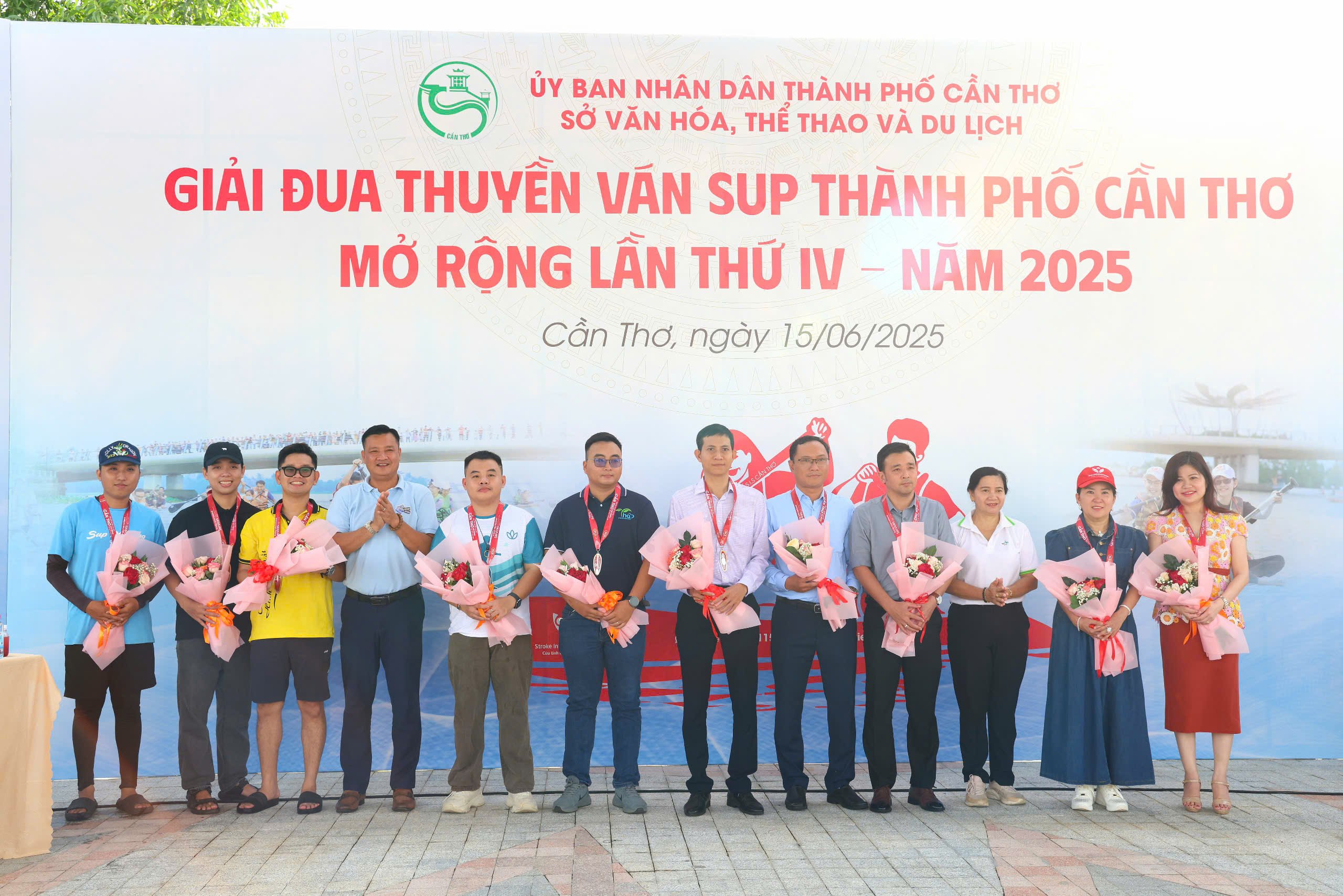 Ông Nguyễn Ngọc Long - Giám đốc Trung tâm Huấn luyện Thể thao Quốc gia Cần Thơ và bà Đào Thị Thanh Thúy - Phó Giám đốc Sở Văn hóa, Thể thao và Du lịch TP. Cần Thơ tặng hoa cho các đơn vị tham gia đồng hành tổ chức giải.