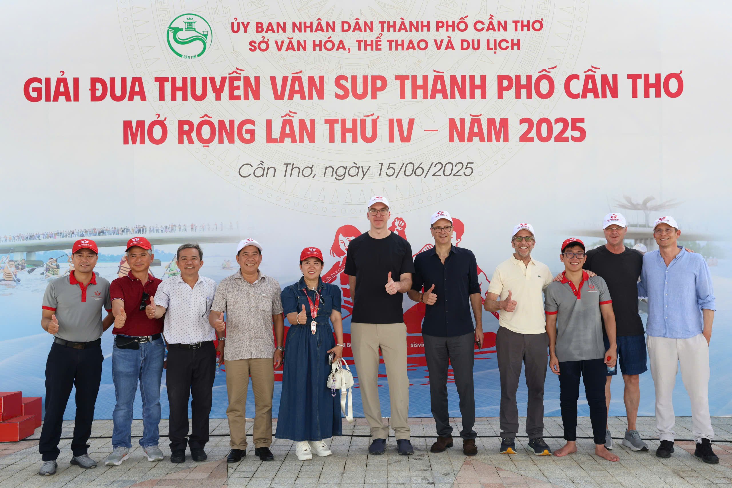 Đạo diễn người Mỹ Leland Orser; GS. Blaise Baxter - Chủ tịch Hiệp hội Can thiệp Thần kinh (SINS) ⁃ Mỹ; GS. Jan Gralla – Giám đốc Trung tâm nghiên cứu đột quỵ Bern, Thụy Sĩ có mặt xem và cổ vũ cho giải đấu.