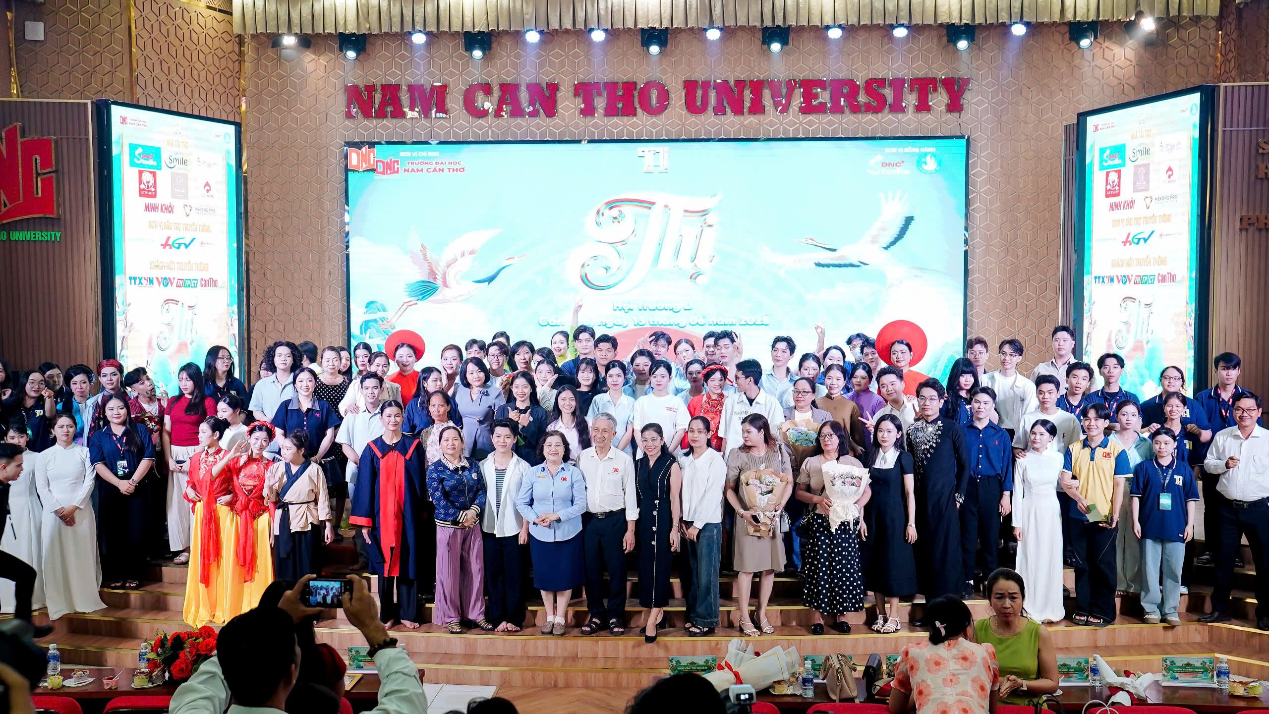 Ban tổ chức và các đại biểu chụp hình lưu niệm tại chương trình.