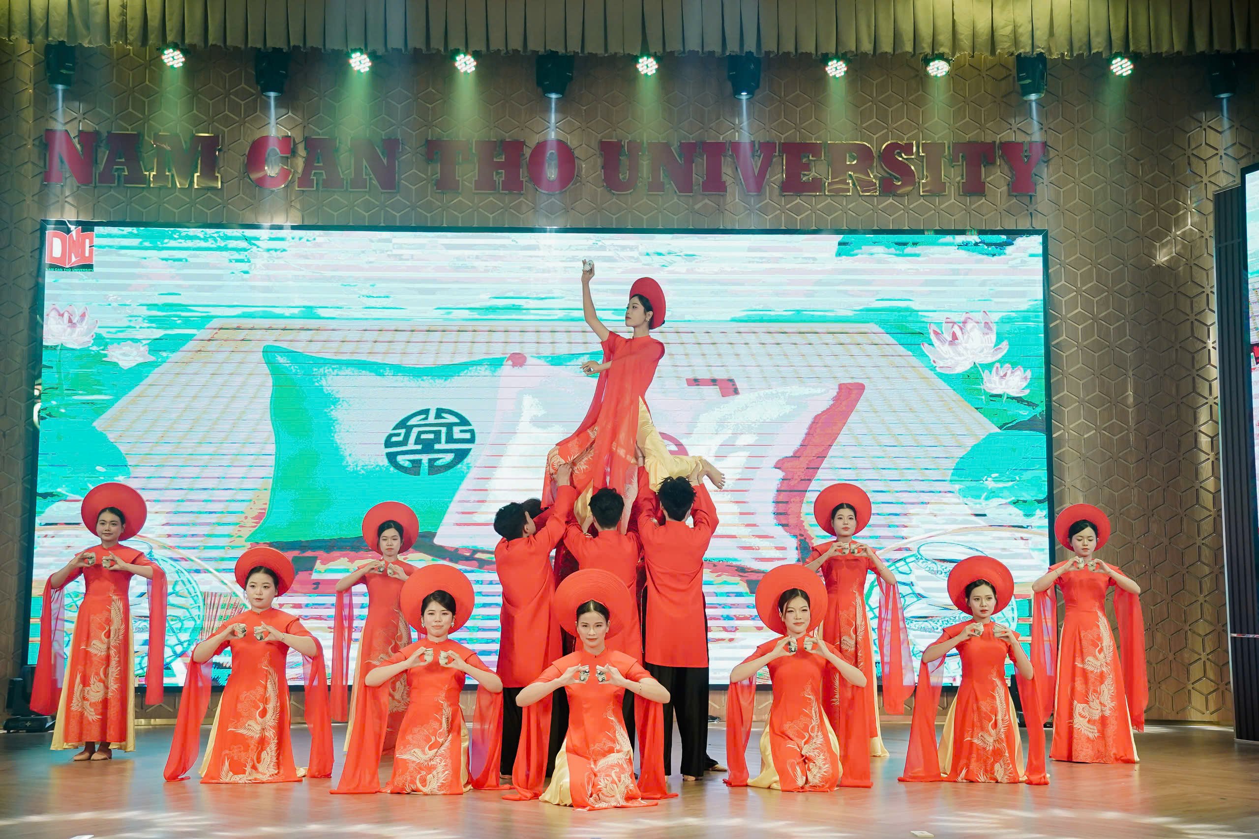 Chương trình do sinh viên nhóm 2, lớp Truyền thông Đa phương tiện Khóa 10, Trường Đại học Nam Cần Thơ tổ chức với sự hướng dẫn của ThS. Nguyễn Thanh Bình.