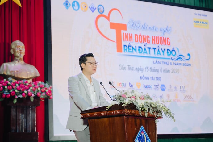 Ông Trang Tuấn Kiệt - Chủ tịch HĐHQ kiêm Tổng Giám đốc của Công ty Cổ phần Đầu tư Trang Nguyễn phát biểu khai mạc Hội thi 'Tình đồng hương trên đất Tây Đô'.