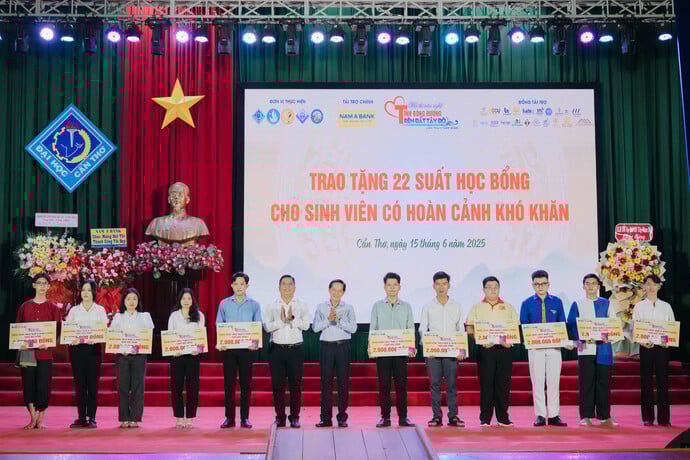 Đại diện lãnh đạo địa phương trao 22 suất học bổng (mỗi suất trị giá 2 triệu đồng) cho sinh viên có hoàn cảnh khó khăn, do Ngân hàng thương mại cổ phần Nam Á tài trợ.