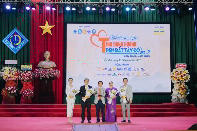 Đội ngũ ban giám khảo đã mang đến những lời nhận xét tâm huyết, truyền cảm hứng cho các bạn sinh viên.