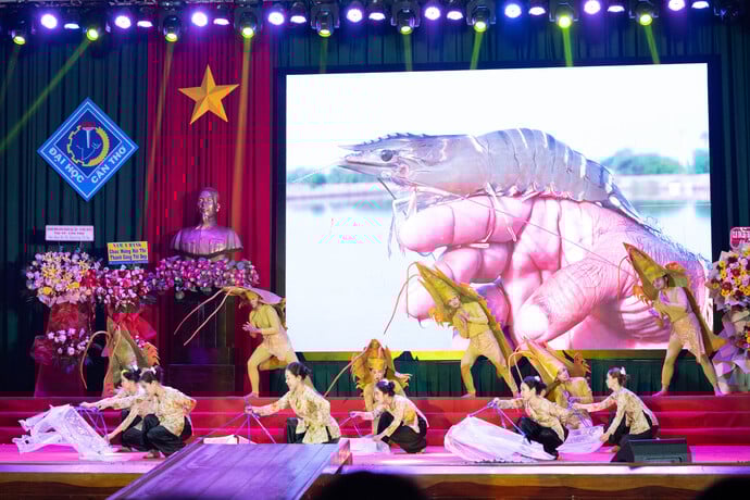 Các tiết mục được dàn dựng công phu, đầu tư bài bản.