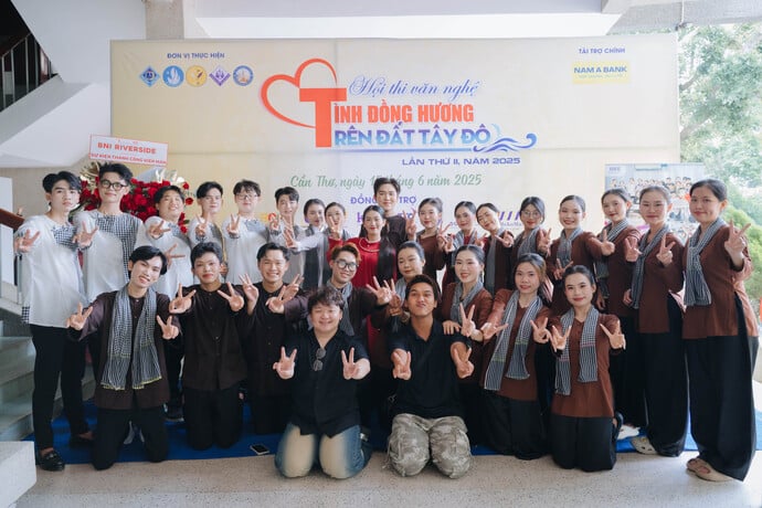 Bạn Nguyễn Nhựt Hào - Liên chi hội trưởng Liên chi hội sinh viên Bạc Liêu, trường Đại học Nam Cần Thơ (đứng giữa, sau bạn áo đỏ) và các thành viên đội văn nghệ trường đã mang đến Hội thi nhiều tiết mục đặc sắc.