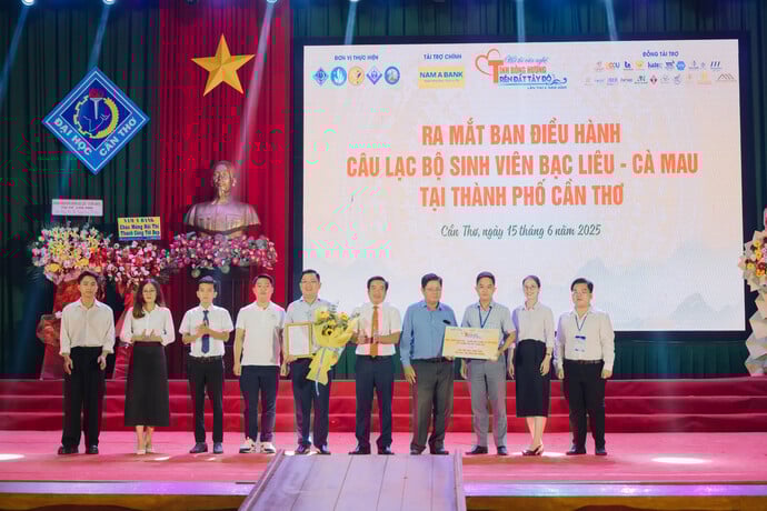 Ra mắt CLB Sinh viên đồng hương Bạc Liêu - Cà Mau tại TP. Cần Thơ, bước đi quan trọng trong kết nối sinh viên, trí thức trẻ với cộng đồng đồng hương và doanh nhân địa phương. BTC chương trình vận động, trao tặng 100 thẻ học anh văn, trị trí 50 triệu đồng cho Câu lạc bộ.