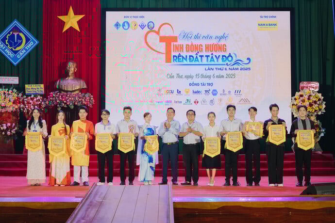11 đơn vị đến từ Liên chi hội sinh viên Bạc Liêu - Cà Mau các trường đại học tại Cần Thơ, Hậu Giang và Vĩnh Long nhận cờ lưu niệm tại hội thi.