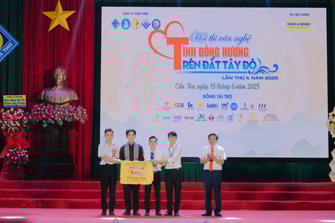 Các đơn vị nhận cờ luân lưu thể hiện tình đoàn kết.