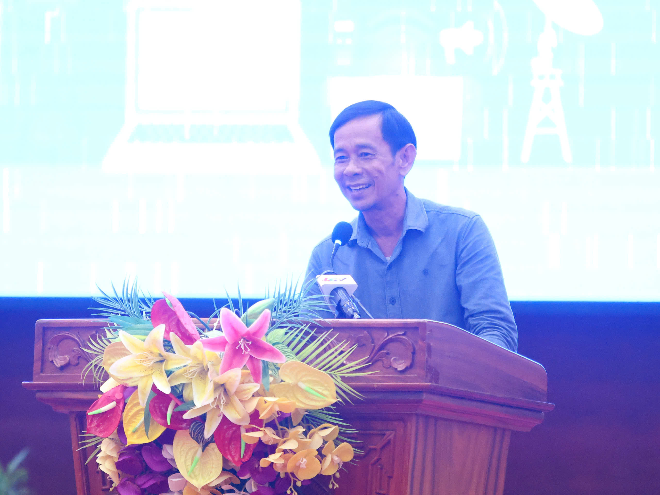 Đại diện các nhà báo phát biểu chia sẻ kỷ niệm tác nghiệp trên địa bàn tỉnh Hậu Giang.