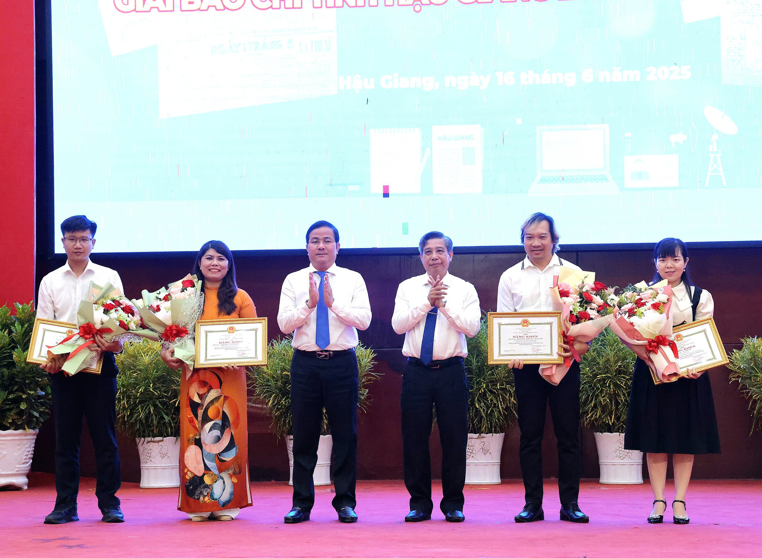 Ông Đồng Văn Thanh - Bí thư Tỉnh ủy, Chủ tịch HĐND tỉnh Hậu Giang; ông Trần Văn Huyến - Phó Bí thư thường trực Tỉnh ủy, Chủ tịch UBND tỉnh Hậu Giang trao thưởng cho các tác phẩm báo chí đạt giải Nhất.
