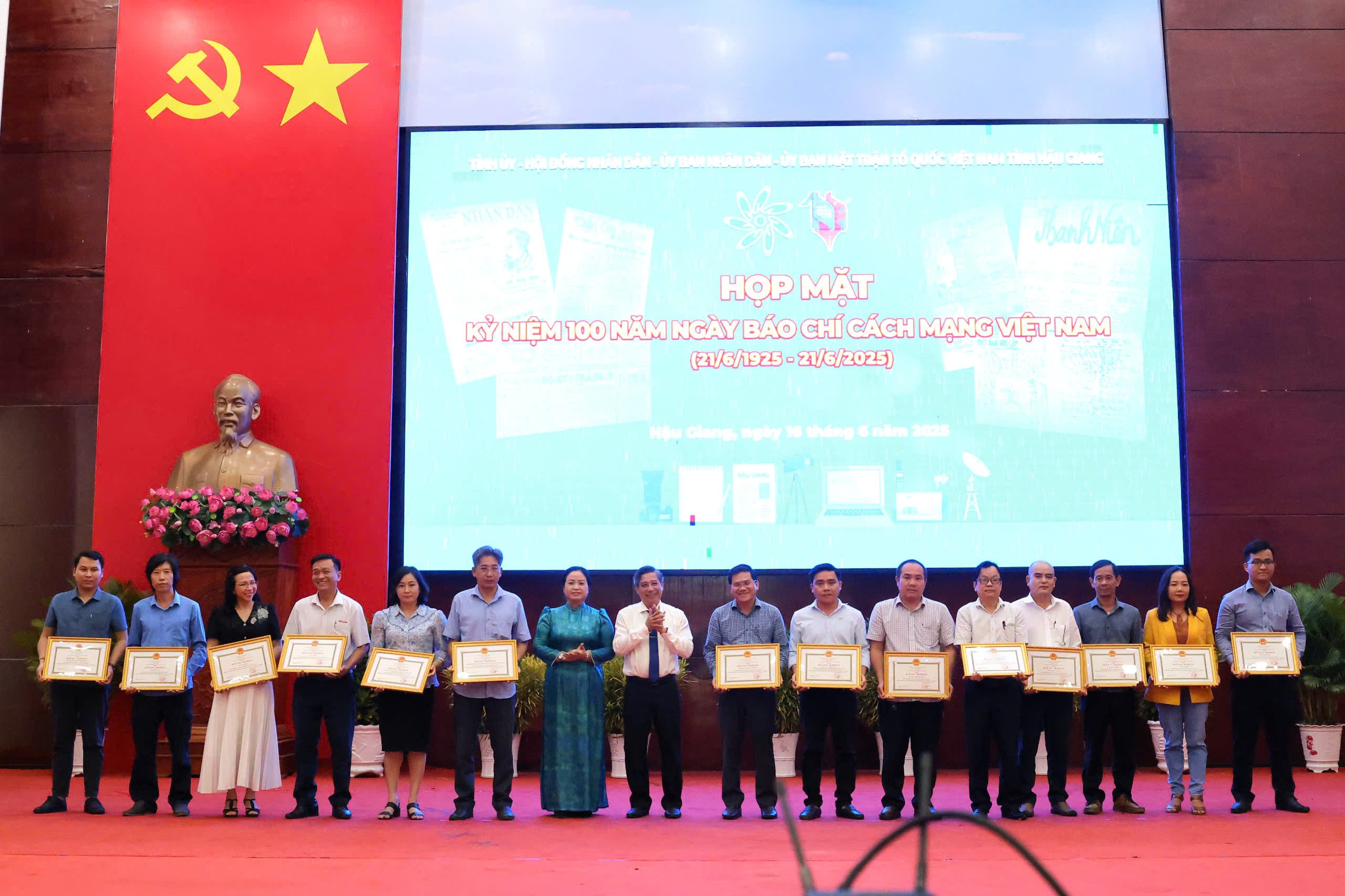 Ông Đồng Văn Thanh - Bí thư Tỉnh ủy, Chủ tịch HĐND tỉnh Hậu Giang và bà Phạm Thị Phượng - Ủy viên BTV Tỉnh ủy, Chủ nhiệm Ủy ban kiểm tra Tỉnh ủy Hậu Giang trao bằng khen cho các tập thể có thành tích xuất sắc, tiêu biểu trong lĩnh vực báo chí nhân kỷ niệm 100 năm Ngày Báo chí cách mạng Việt Nam.