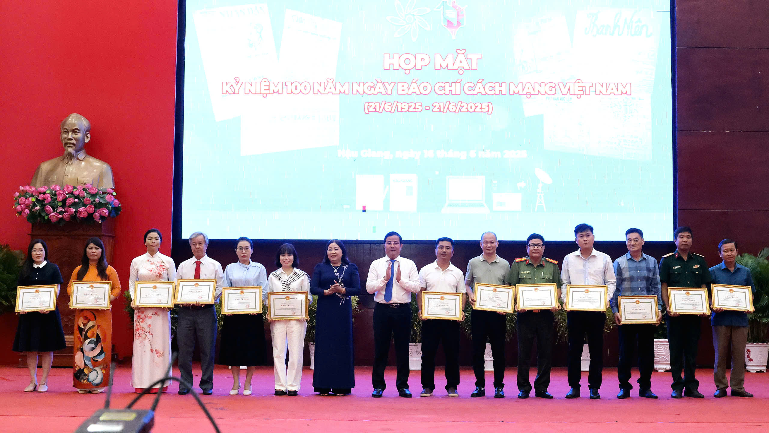 Ông Trần Văn Huyến - Phó Bí thư thường trực Tỉnh ủy, Chủ tịch UBND tỉnh Hậu Giang và bà Mã Thị Tươi - Ủy viên BTV Tỉnh ủy, Phó Chủ tịch thường trực HĐND tỉnh Hậu Giang trao bằng khen cho các tập thể có thành tích xuất sắc, tiêu biểu trong lĩnh vực báo chí nhân kỷ niệm 100 năm Ngày Báo chí cách mạng Việt Nam.