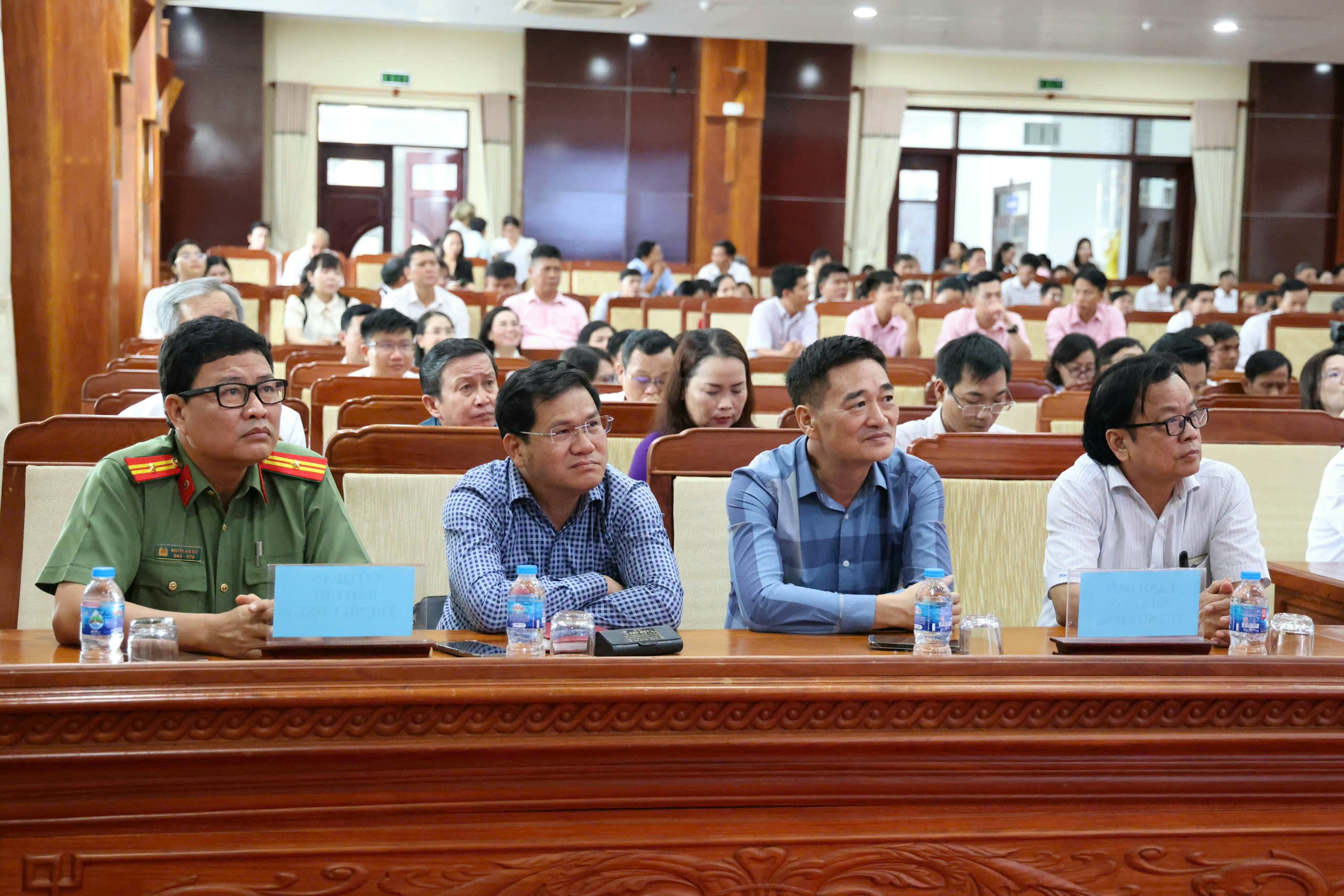 Các đại biểu đại diện các cơ quan báo chí tham dự buổi họp mặt.