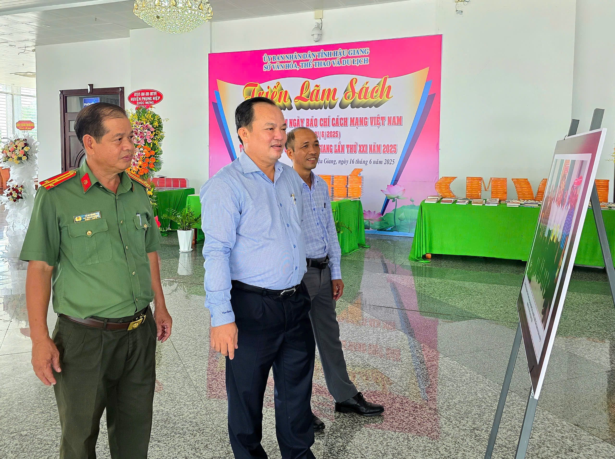 Ông Nguyễn Văn Hòa - Phó Chủ tịch UBND tỉnh Hậu Giang tham quan khu vực trưng bày ảnh báo chí.