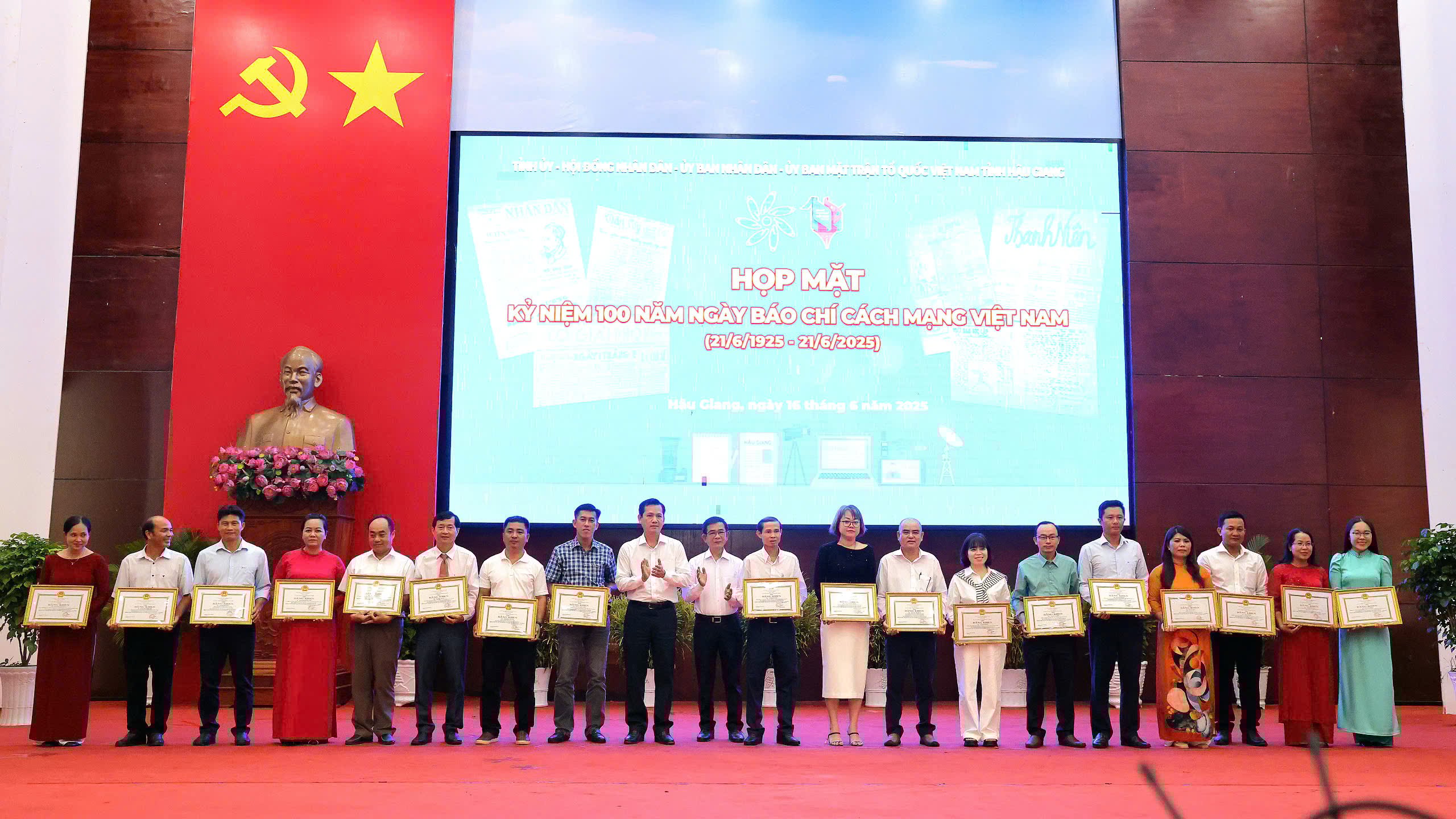 Đại diện lãnh đạo tỉnh Hậu Giang trao bằng khen cho các cá nhân có thành tích xuất sắc, tiêu biểu trong lĩnh vực báo chí nhân kỷ niệm 100 năm Ngày Báo chí cách mạng Việt Nam.