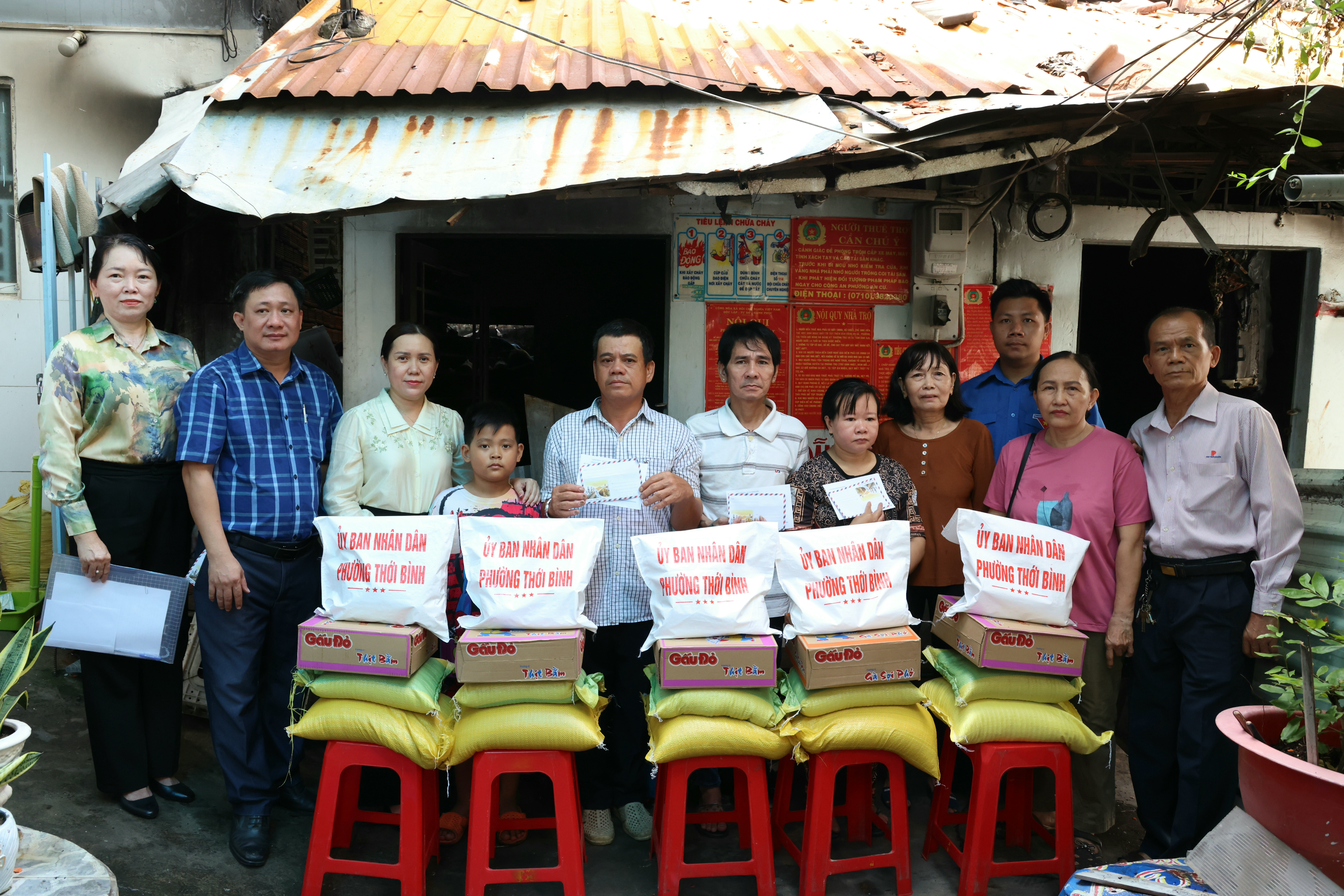 Đoàn Đảng ủy, UBND, Ủy ban MTTQ và các ban, ngành, đoàn thể phường Thới Bình thăm, tặng quà các hộ gia đình bị hỏa hoạn.