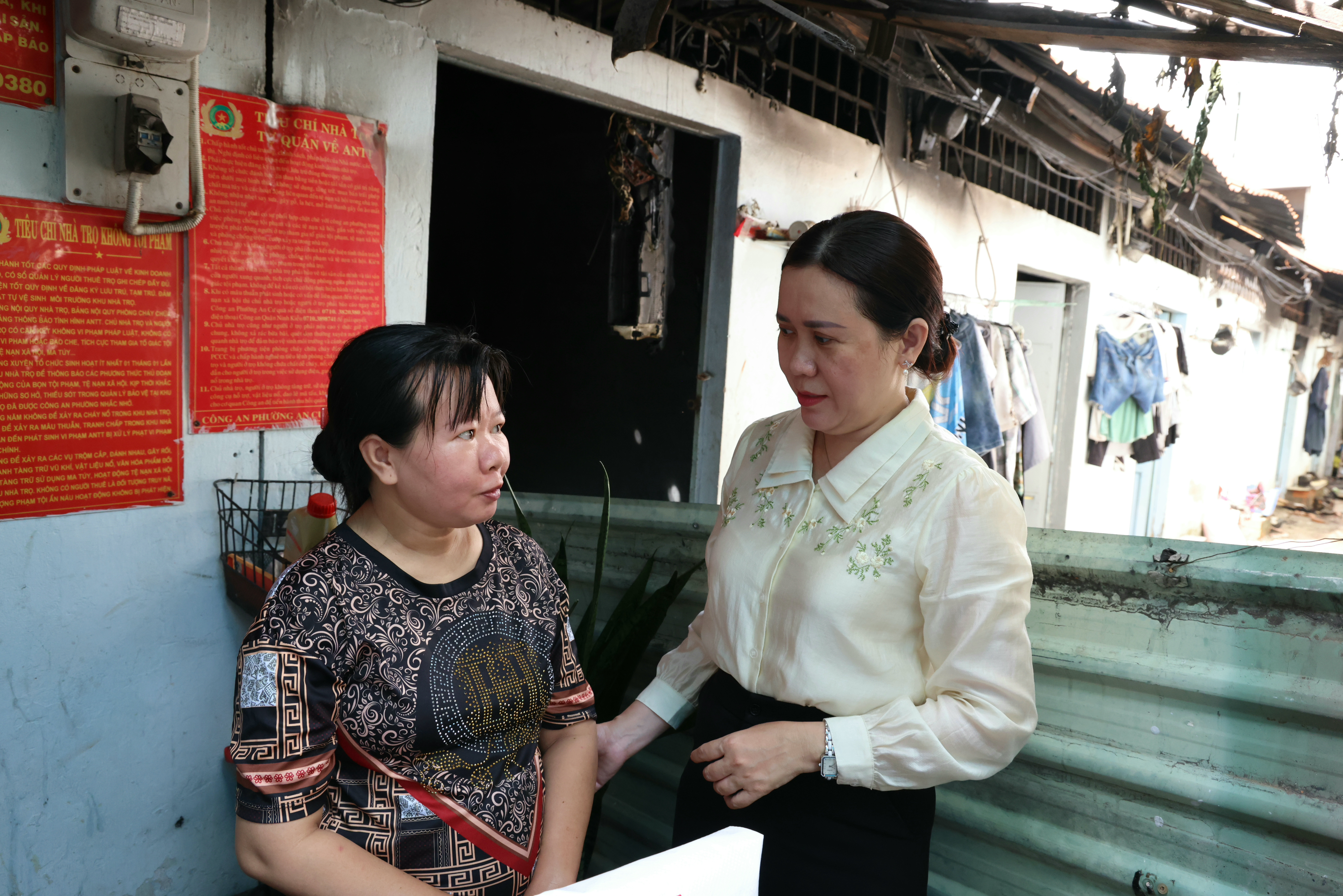 Bà Nguyễn Thị Hồng Nga - Chủ tịch UBND phường Thới Bình thăm hỏi gia đình bị cháy phòng trọ.