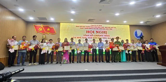 Ông Trần Hữu Phước, UVBTV Tỉnh ủy, Trưởng Ban nội chính Tỉnh ủy và ông Nguyễn Văn Khởi, Phó Chủ tịch Mặt trận Tổ quốc Việt Nam trao bằng khen và hoa cho các cá nhân.