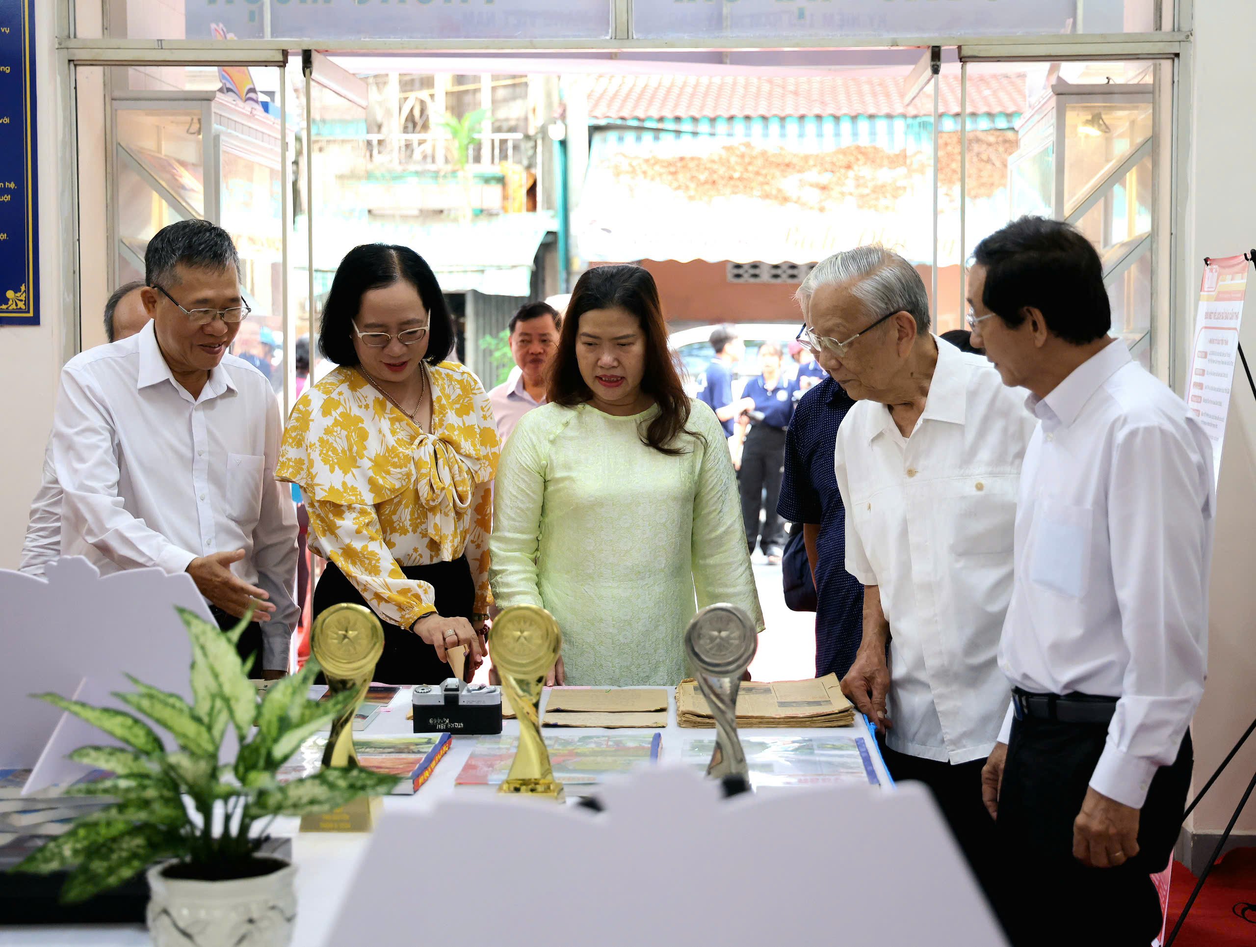 Các đại biểu tham quan triển lãm.