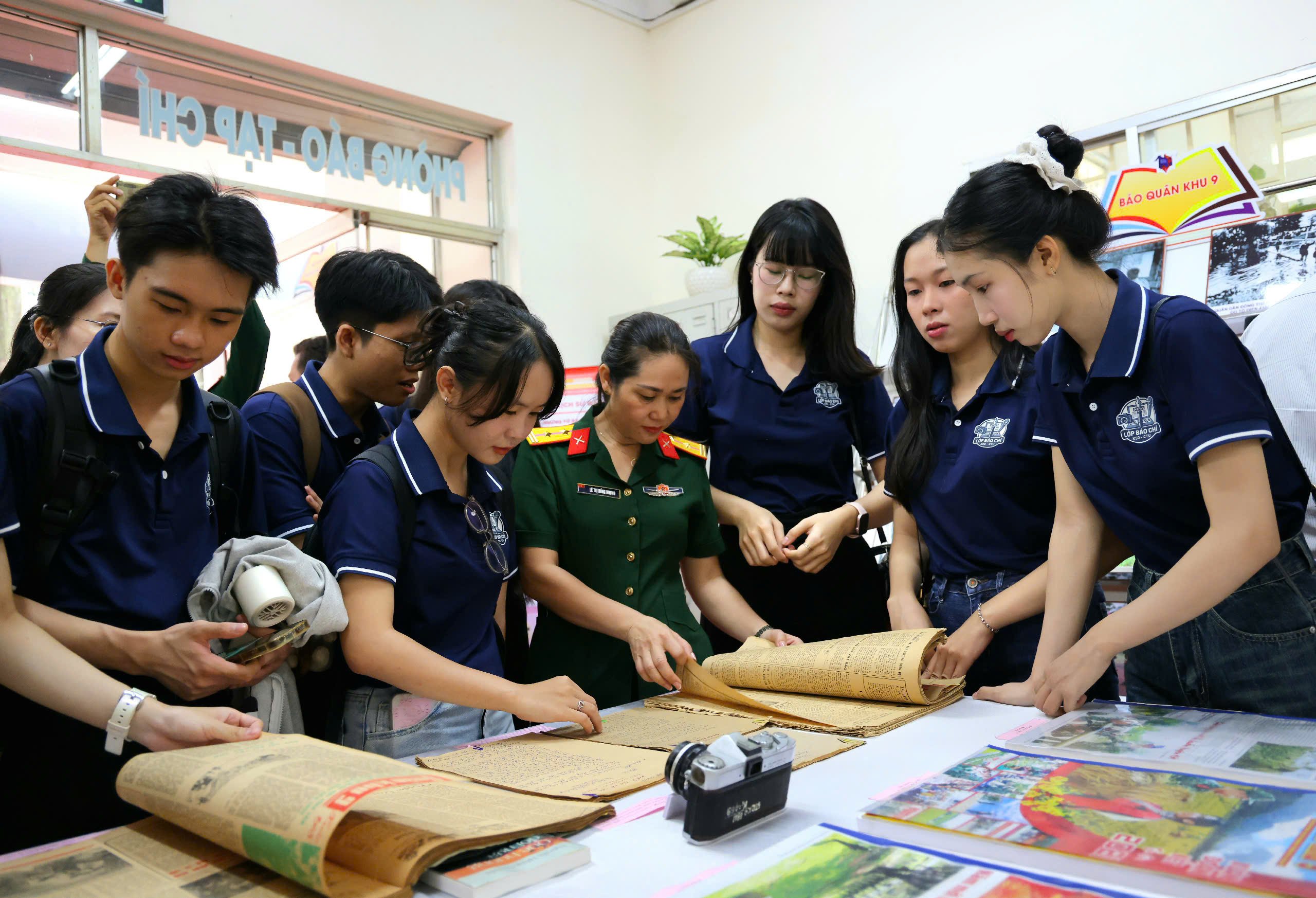 Đông đảo sinh viên ngành Báo chí xem trưng bày sách, báo, hiện vật.