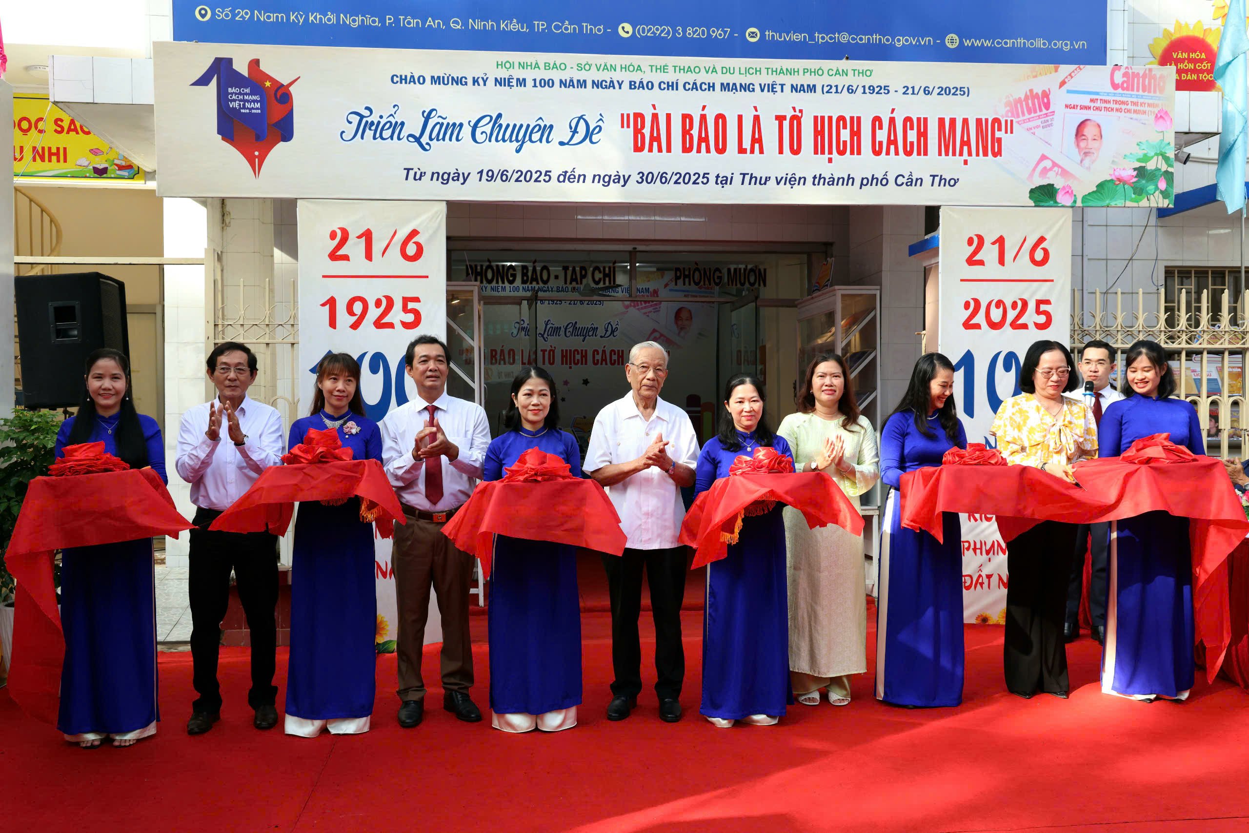 Các đại biểu thực hiện nghi thức cắt băng khai mạc triển lãm.