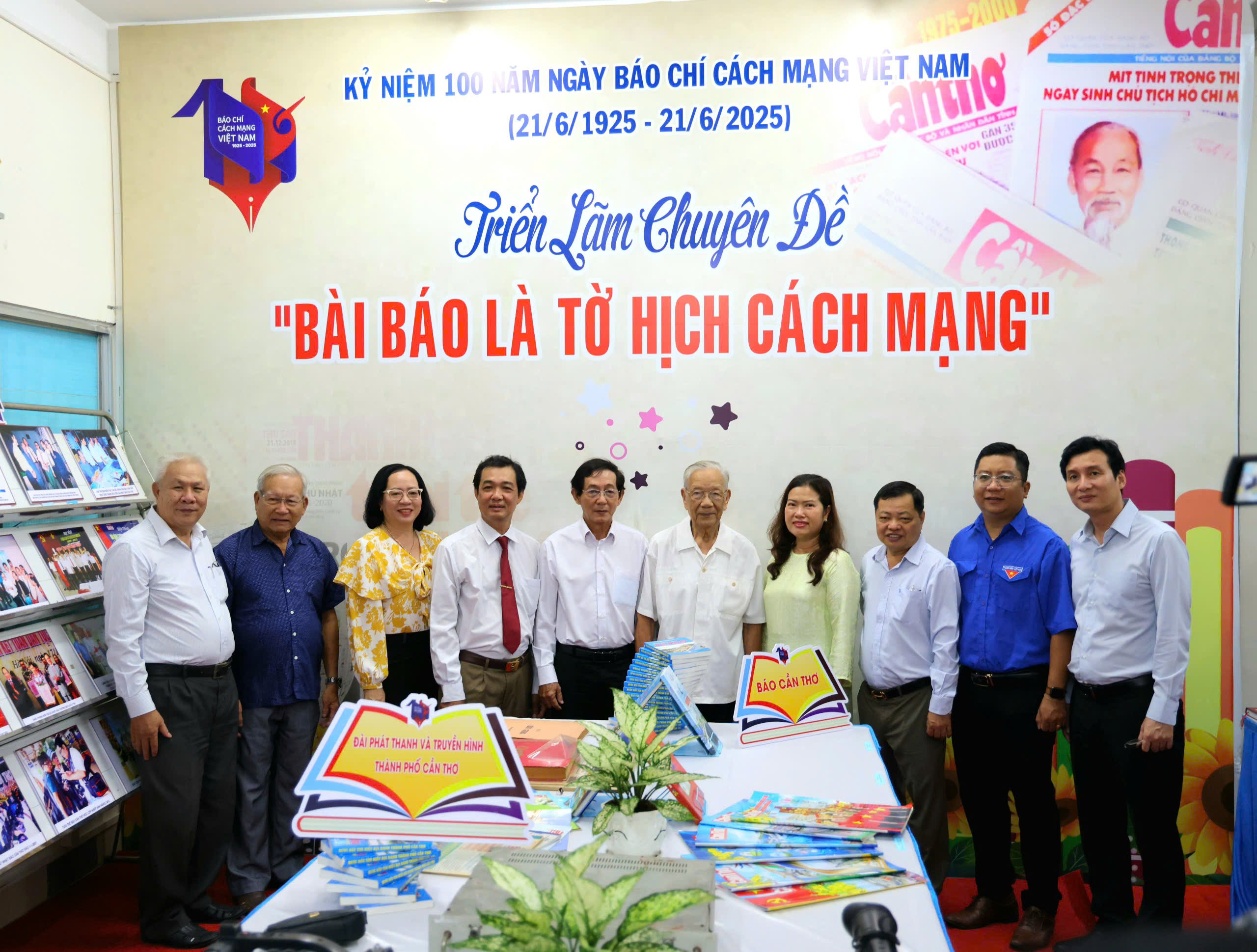 Các đại biểu chụp hình lưu niệm tại triển lãm.