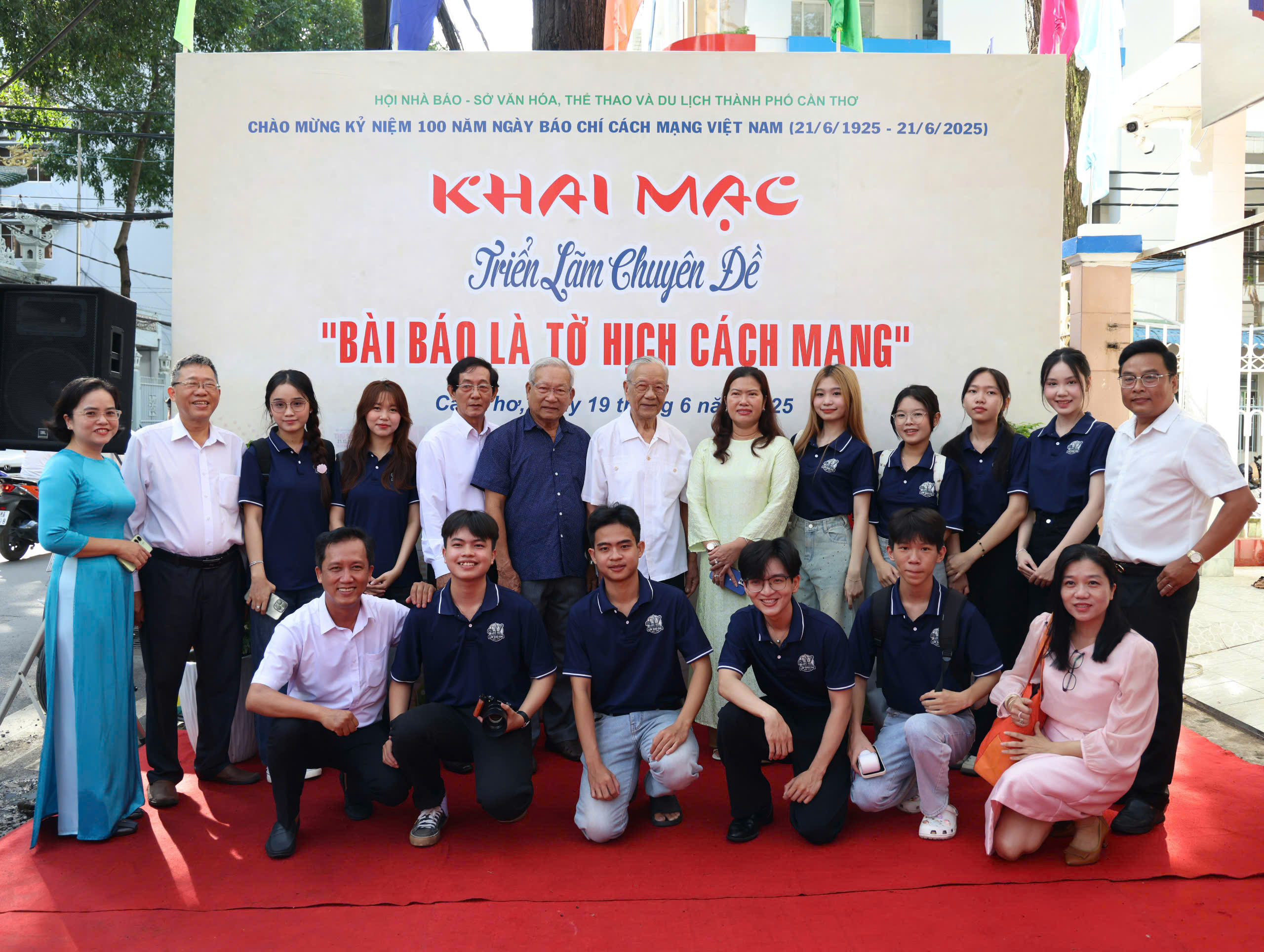 Ông Lư Văn Điền (đứng giữa)- nguyên Ủy viên BCHTW Đảng, Bí thư Tỉnh ủy Cần Thơ và bà Nguyễn Thị Ngọc Điệp chụp hình lưu niệm cùng các thế hệ nhà báo, các em sinh viên ngành Báo chí Trường Đại học Cần Thơ.