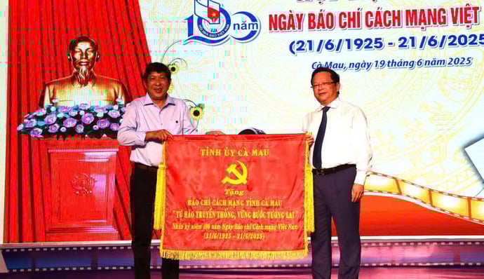Ông Nguyễn Đức Hiển, Phó Bí thư thường trực Tỉnh ủy Cà Mau tặng bức trướng cho Báo chí cách mạng Cà Mau.