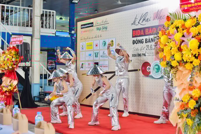 Trình diễn văn nghệ tại Lễ khai mạc Giải 'Bida Báo chí 100'