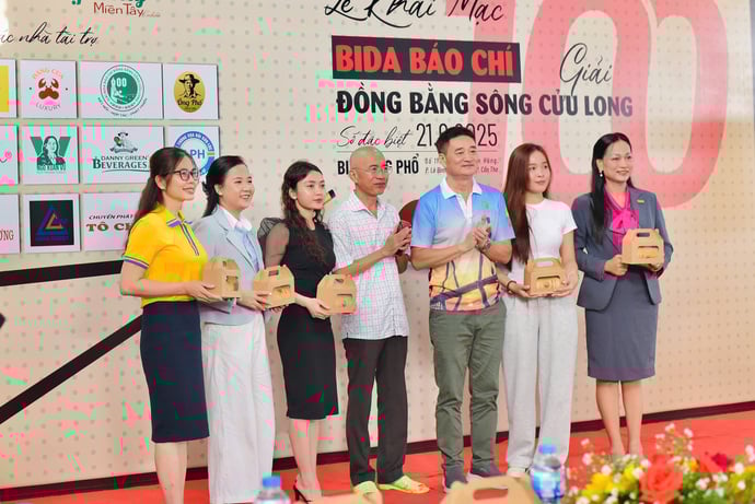 Ban tổ chức trao quà đến các đơn vị phối hợp, nhà tài trợ và những người đã đồng hành cùng giải đấu
