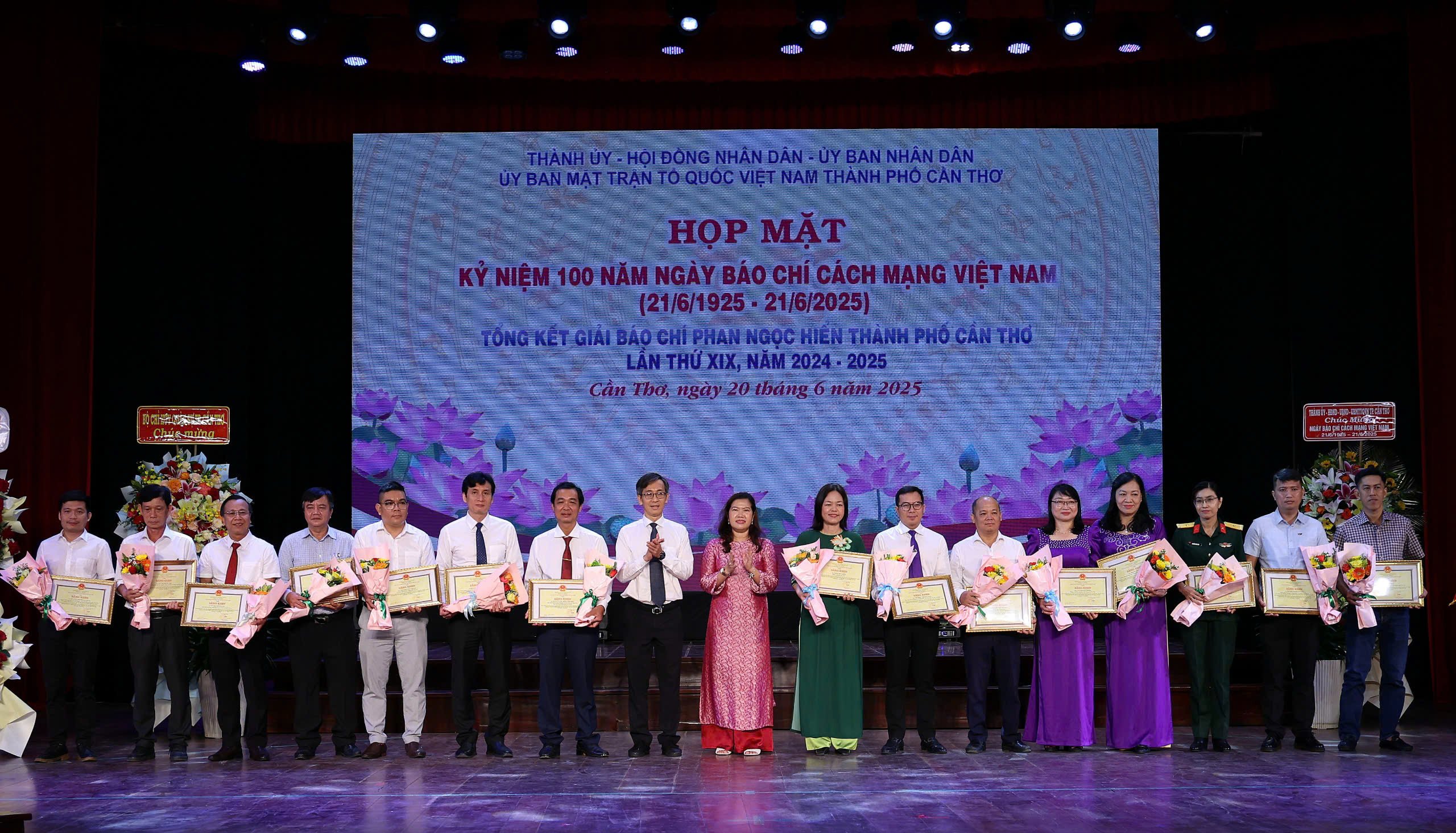 Bà Nguyễn Thị Ngọc Điệp - Phó Chủ tịch UBND TP. Cần Thơ và ông Phạm Thế Vinh - Phó Trưởng Ban Tuyên giáo và Dân vận Thành ủy Cần Thơ trao tặng Bằng khen của Chủ tịch UBND TP. Cần Thơ cho các cá nhân.