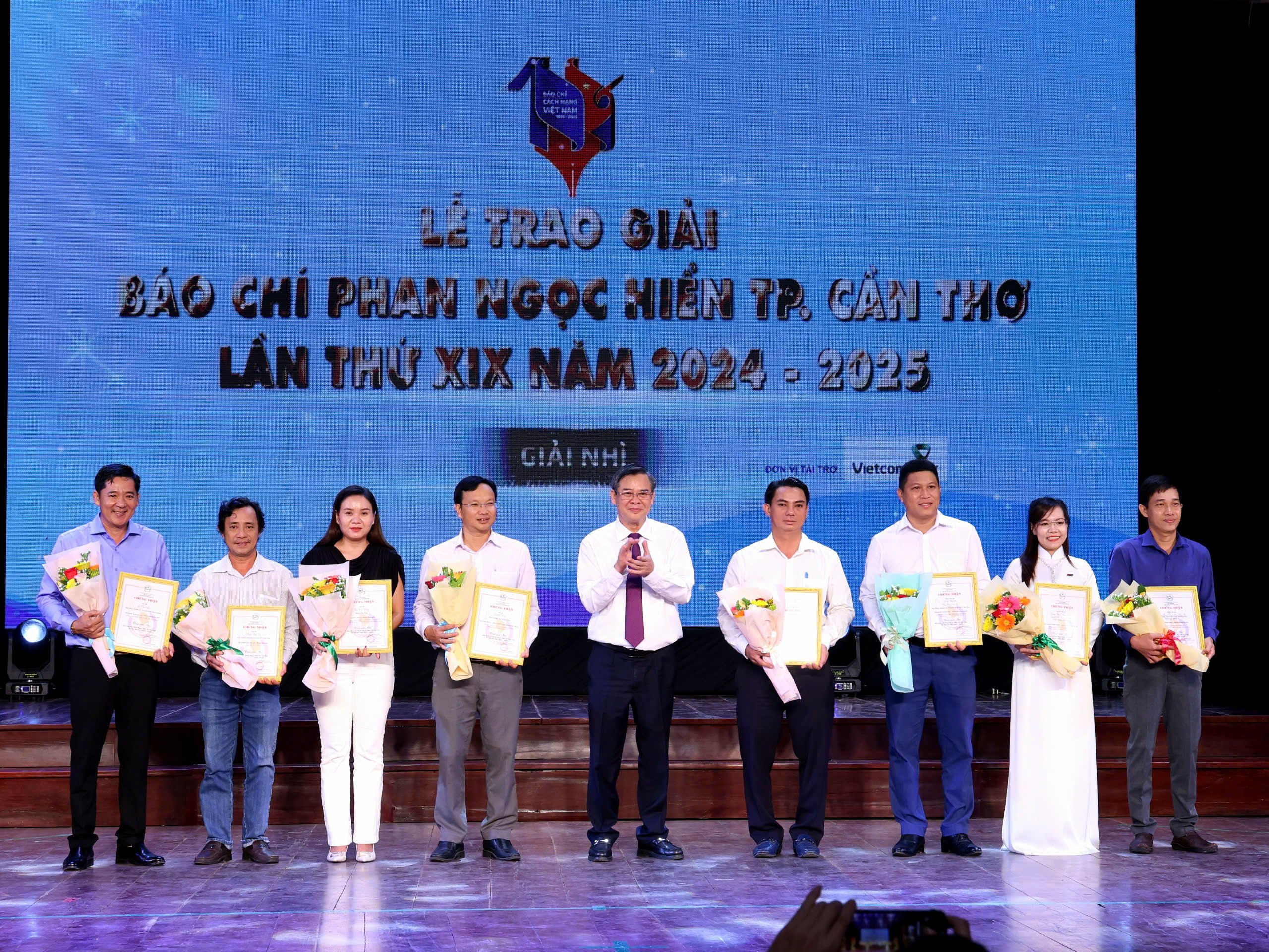 Ông Trương Cảnh Tuyên - Phó Bí thư Thành ủy, Chủ tịch UBND TP. Cần Thơ trao giải cho các tác giả đoạt giải Nhì Giải Báo chí Phan Ngọc Hiển TP Cần Thơ lần thứ XIX năm 2024-2025.