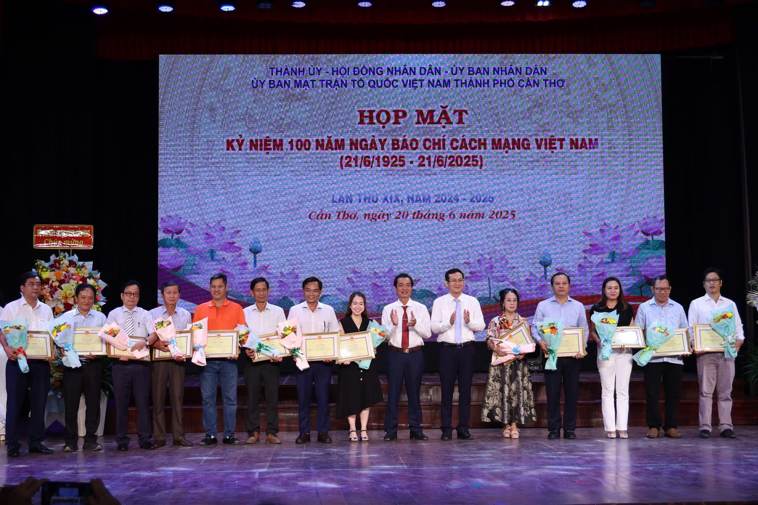 Ông Nguyễn Minh Tuấn - Giám đốc Sở VHTT&DL TP. Cần Thơ và ông Trương Văn Chuyển - Chủ tịch Hội Nhà báo TP. Cần Thơ trao tặng Bằng khen của Chủ tịch UBND TP. Cần Thơ cho các cá nhân.