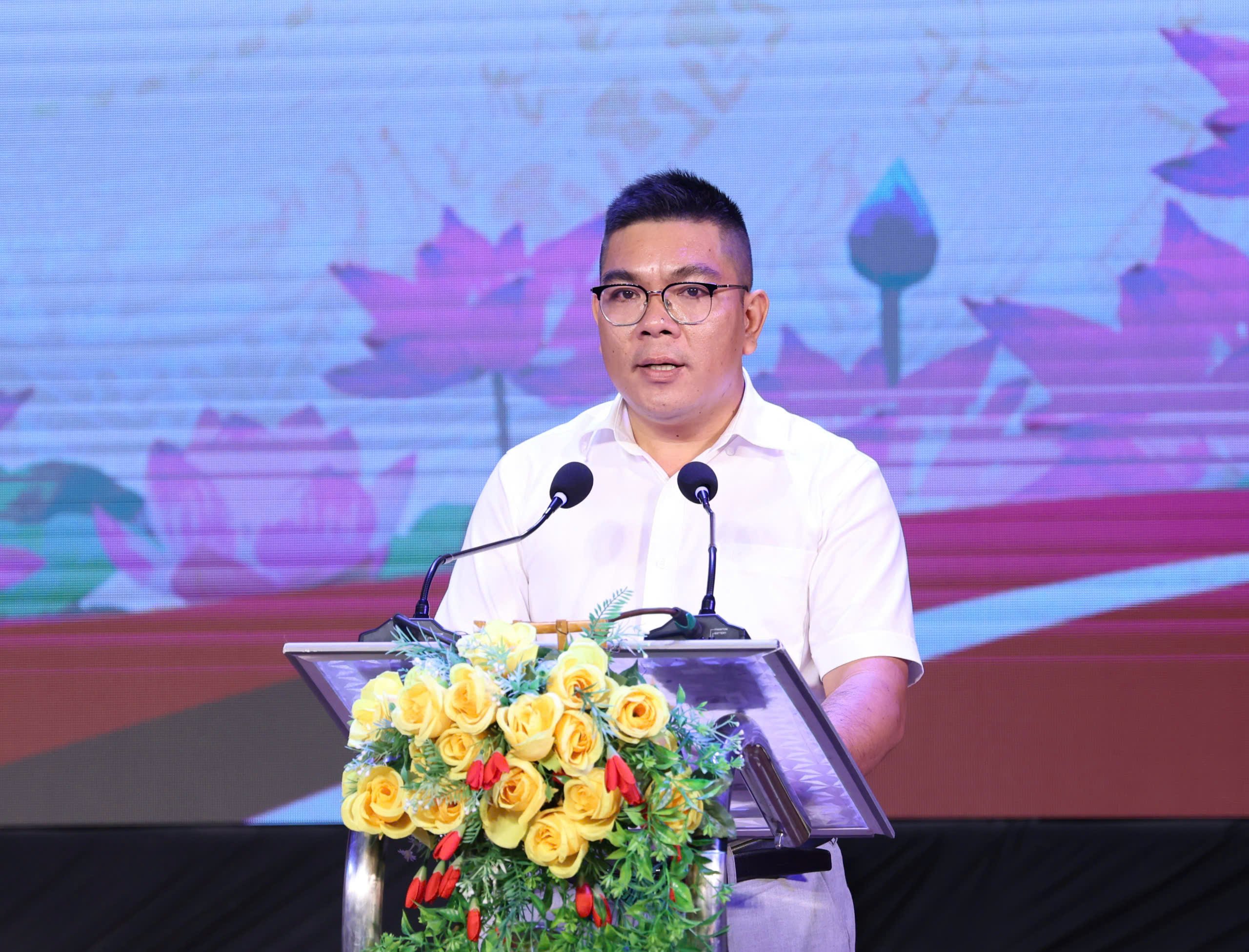 Nhà báo Đặng Duy Khôi - Phóng viên Báo Cần Thơ đại diện Nhà báo, phóng viên trẻ phát biểu.