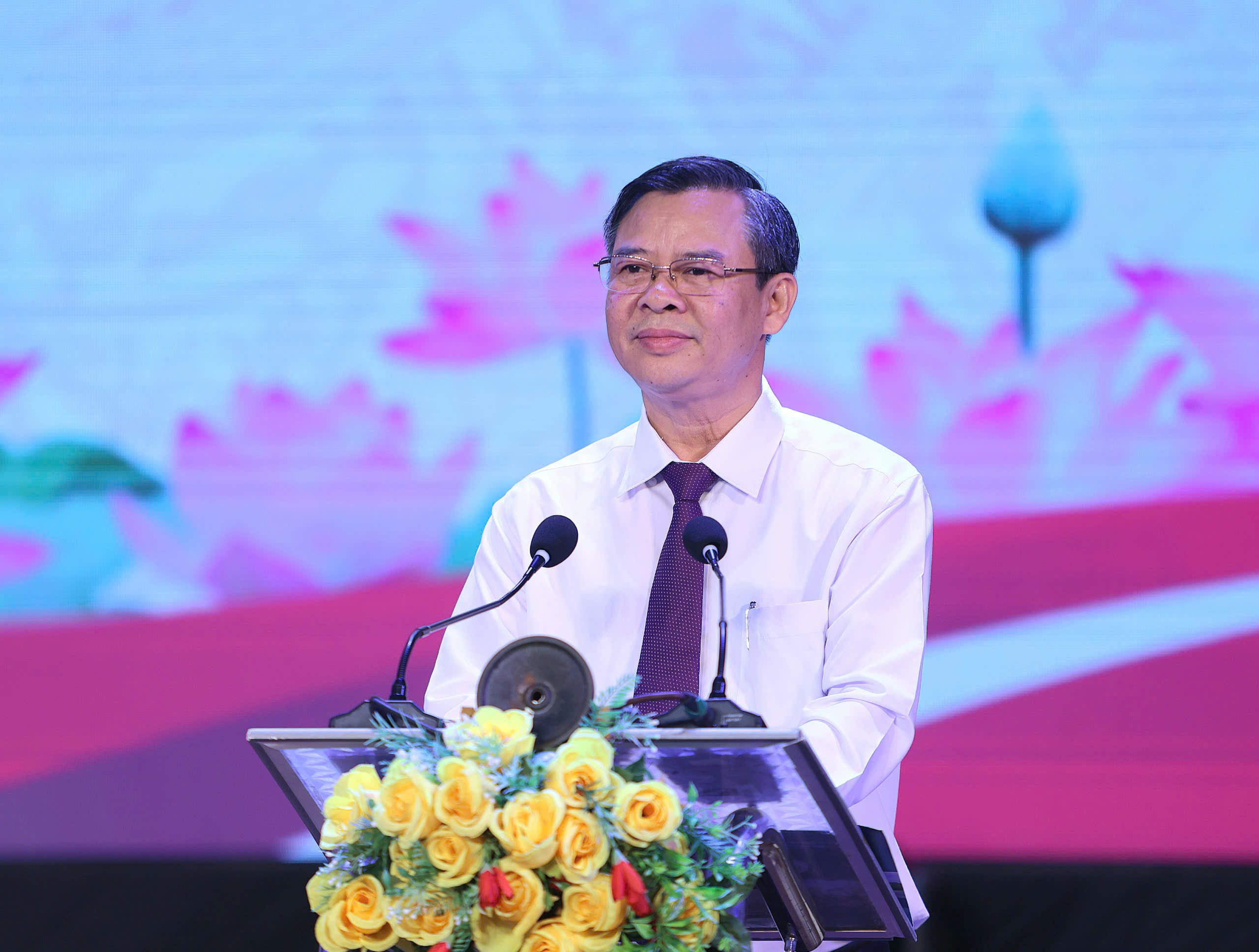 Ông Trương Cảnh Tuyên - Phó Bí thư Thành ủy, Chủ tịch UBND TP. Cần Thơ phát biểu chúc mừng tại buổi họp mặt.