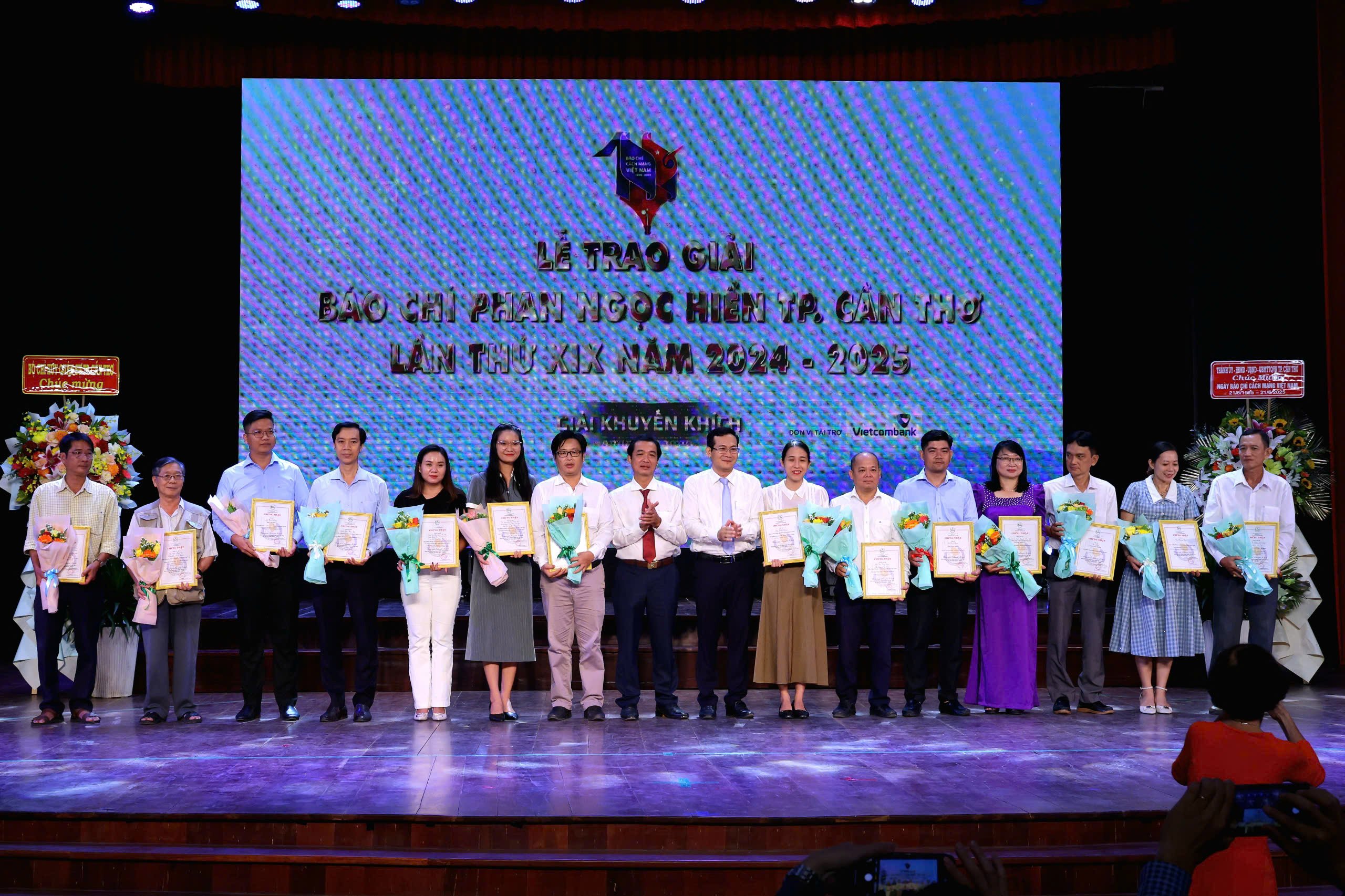 Ông Nguyễn Minh Tuấn - Giám đốc Sở VHTT&DL TP. Cần Thơ và ông Trương Văn Chuyển - Chủ tịch Hội Nhà báo TP. Cần Thơ trao giải cho các tác giả đoạt giải Khuyến khích Giải Báo chí Phan Ngọc Hiển TP Cần Thơ lần thứ XIX năm 2024-2025.