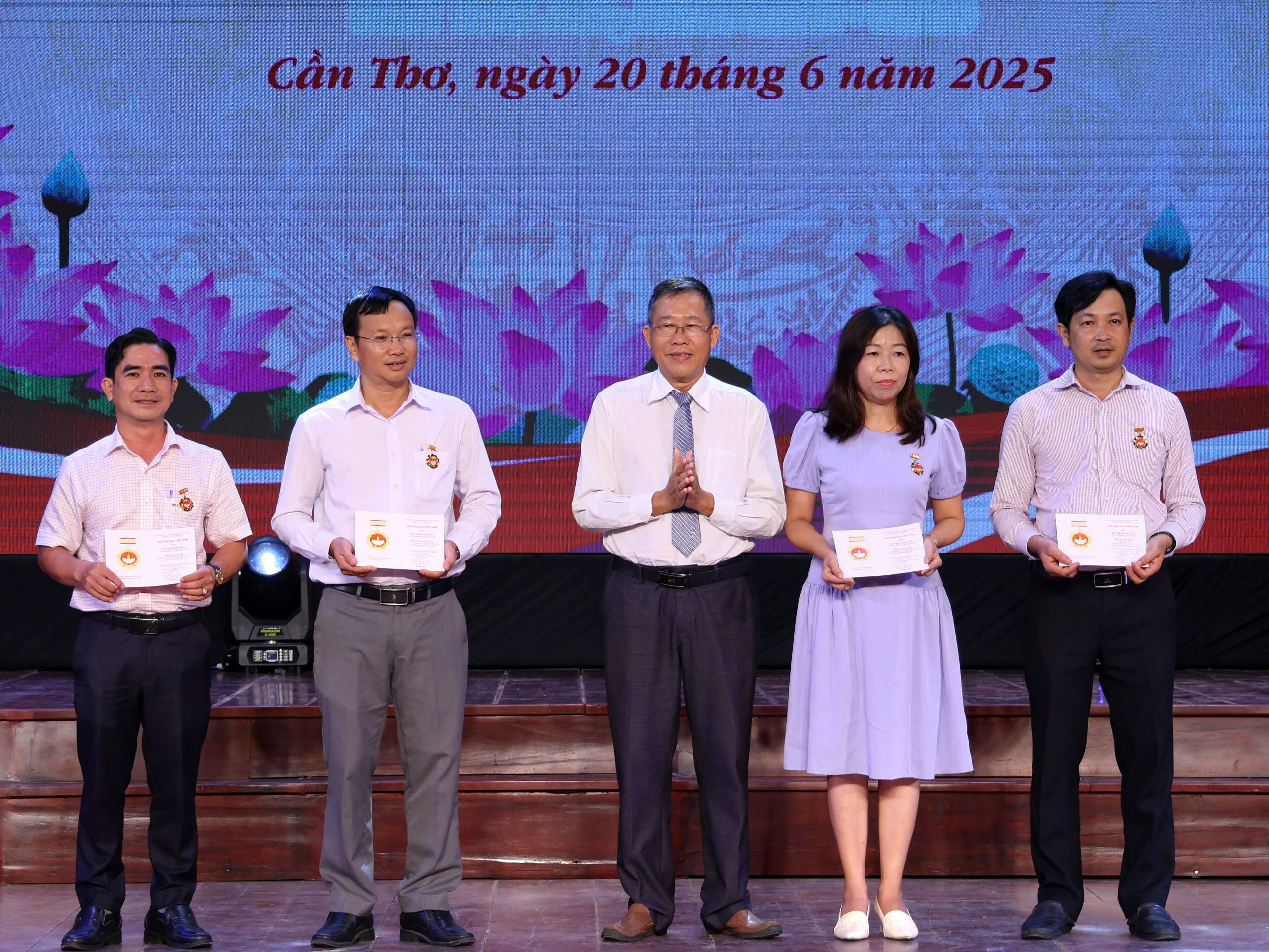 Ông Nguyễn Trung Hiếu - Phó Chủ tịch Hội Nhà báo TP. Cần Thơ trao tặng Kỷ niệm chương “Vì sự nghiệp báo chí Việt Nam” cho các hội viên nhà báo.