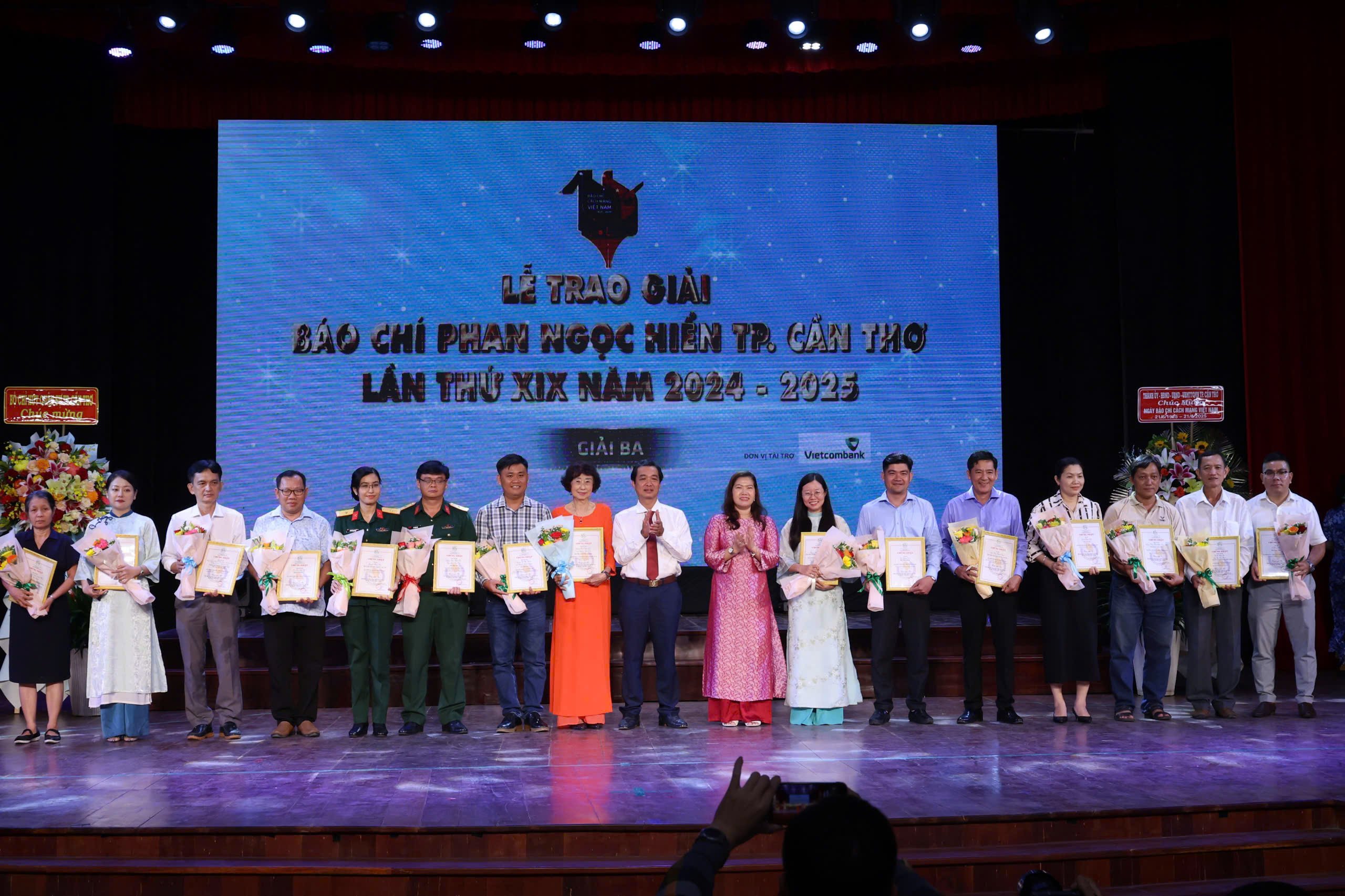 Bà Nguyễn Thị Ngọc Điệp - Phó Chủ tịch UBND TP. Cần Thơ và ông Trương Văn Chuyển - Chủ tịch Hội Nhà báo TP. Cần Thơ trao giải cho các tác giả đoạt giải Ba Giải Báo chí Phan Ngọc Hiển TP Cần Thơ lần thứ XIX năm 2024-2025.