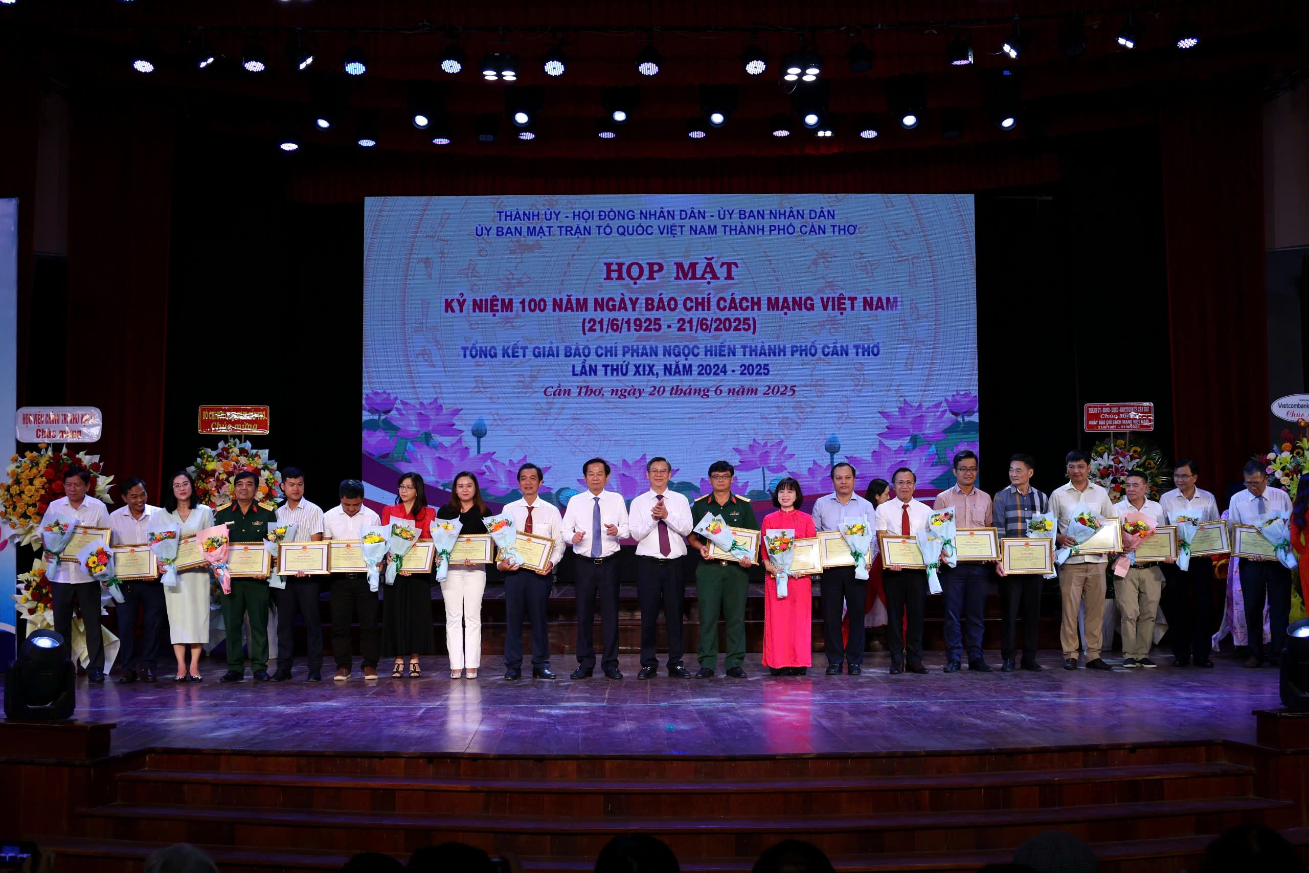 Ông Đỗ Thanh Bình - Ủy viên BCH Trung ương Đảng, Bí thư Thành ủy Cần Thơ và ông Trương Cảnh Tuyên - Phó Bí thư Thành ủy, Chủ tịch UBND TP. Cần Thơ trao tặng Bằng khen của Chủ tịch UBND TP. Cần Thơ cho các tập thể.