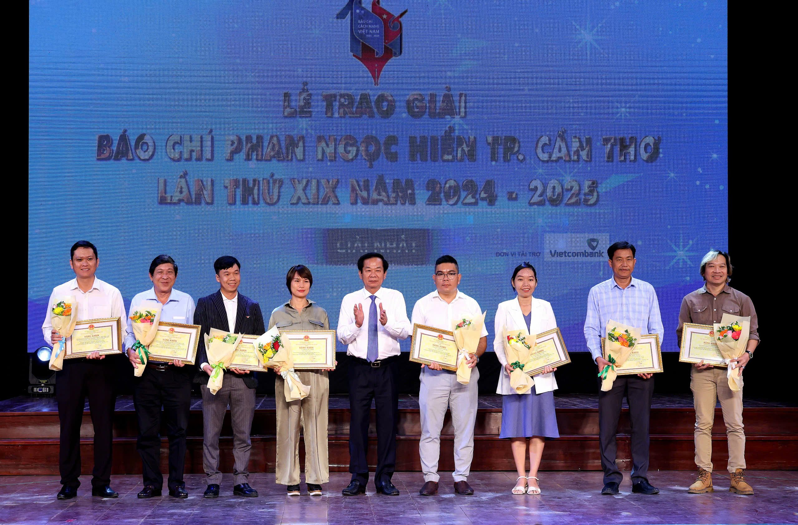 Ông Đỗ Thanh Bình - Ủy viên BCH Trung ương Đảng, Bí thư Thành ủy Cần Thơ trao giải cho các tác giả đoạt giải Nhất Giải Báo chí Phan Ngọc Hiển TP Cần Thơ lần thứ XIX năm 2024-2025.