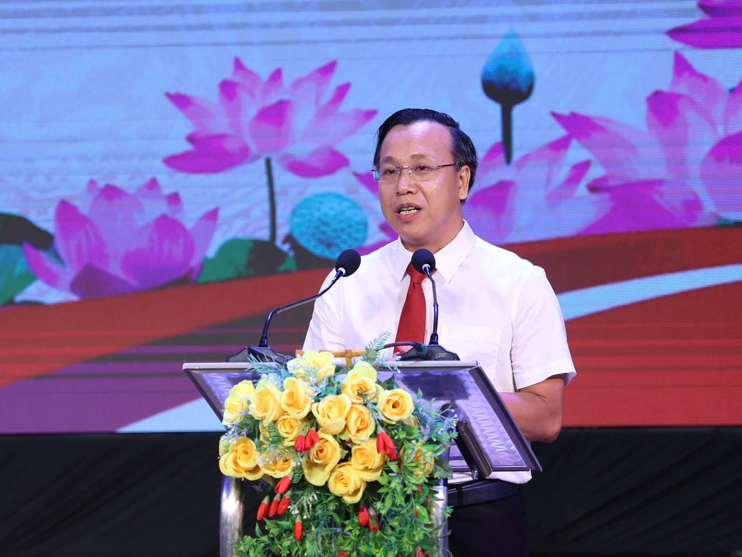 Nhà báo Võ Ngọc Văn Quân- Giám đốc Trung tâm THVN Khu vực Tây nam Bộ. VTV Cần Thơ phát biểu.