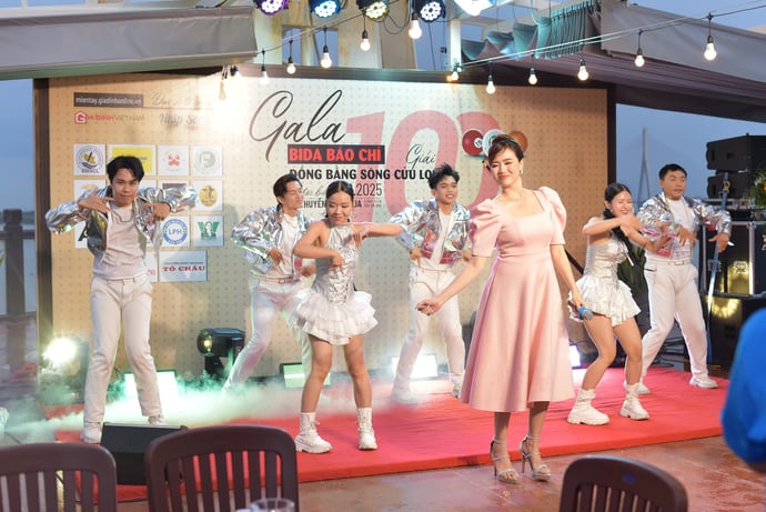 Tiết mục sôi động mở màn đêm Gala trao giải 'Bida Báo chí 100'