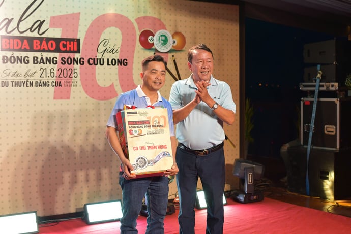 Trao giải 'cặp cơ thủ triển vọng' cho anh Tạ Minh Đạt (Đài PTTH Cần Thơ) và anh Lương Hữu Phước (Báo Hậu Giang)