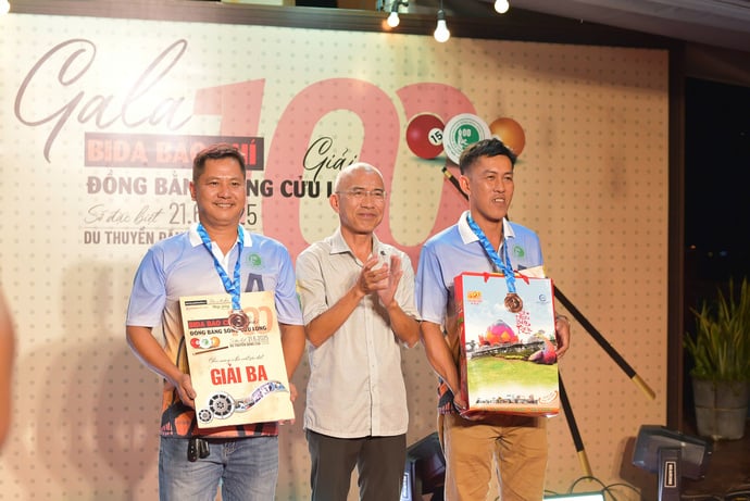 Trao giải ba cho cơ thủ Huỳnh Ngọc Minh Tuấn (Tạp chí Sức khoẻ & Môi trường) và cơ thủ Nguyễn Đức Khánh (Báo Nông thôn Ngày nay)