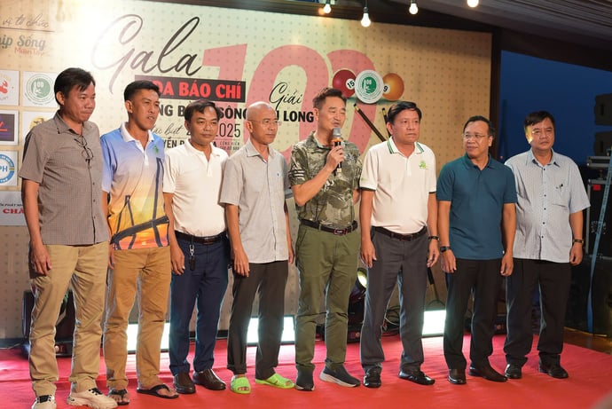 Thượng tá Nguyễn Bá Hiên - Trưởng ban đại diện Báo Quân đội nhân dân tại Cần Thơ phát biểu ra mắt ban vận động thành lập ban vận động Câu lạc bộ Báo chí ĐBSCL