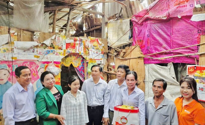 Lãnh đạo tỉnh Sóc Trăng thăm tặng quà hộ nghèo được hỗ trợ nhà