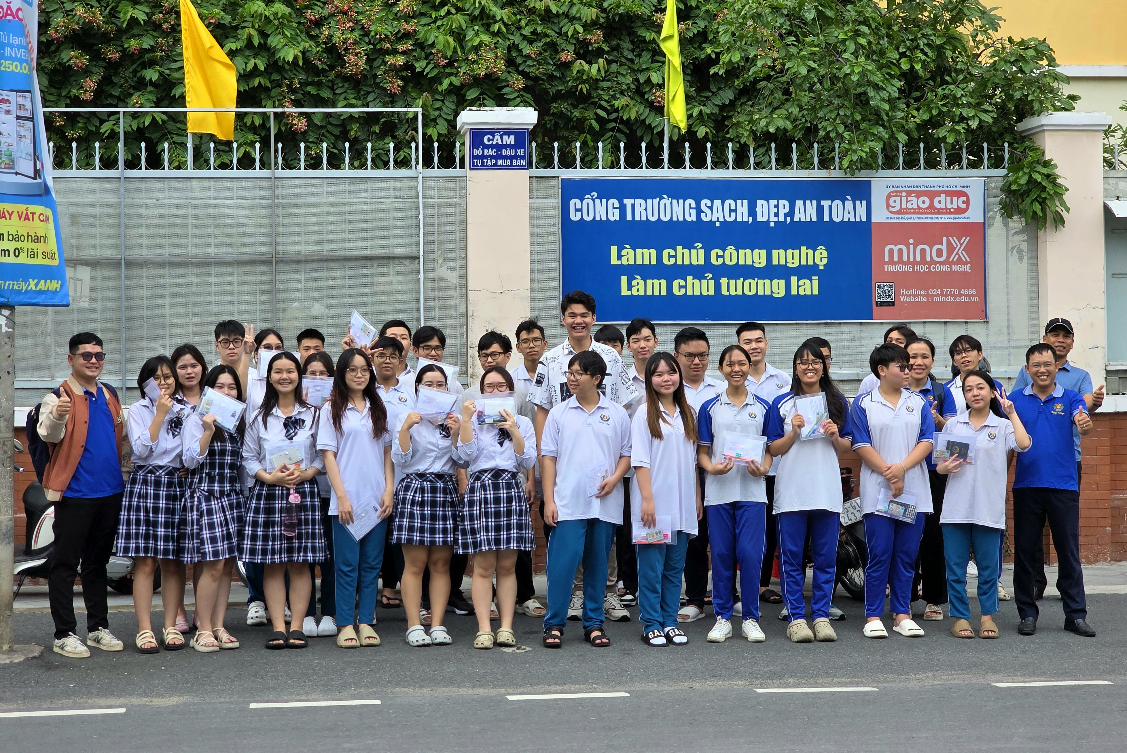 Các em học sinh Trường Phổ thông Thái Bình Dương chuẩn bị vào làm thủ tục dự thi.